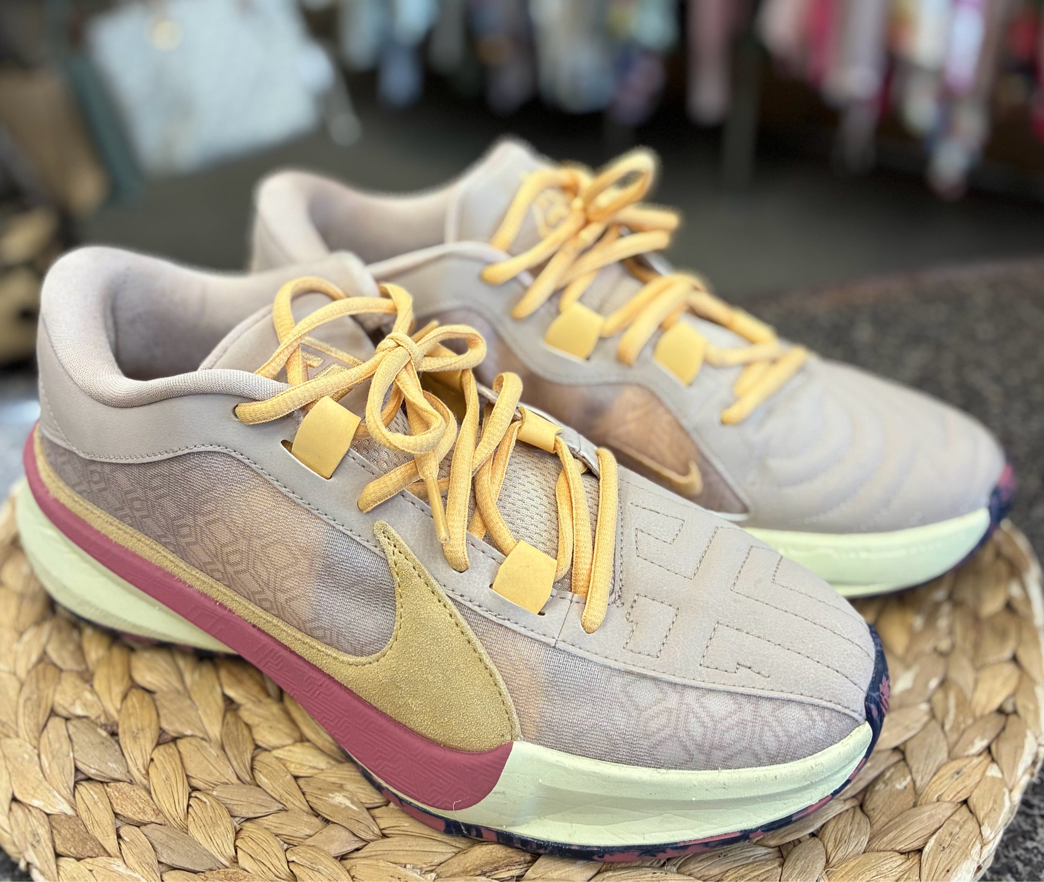 Pre-owned NIKE Gray Peach Trim SHOE SIZE 8.5 MENS Designer Sneaker