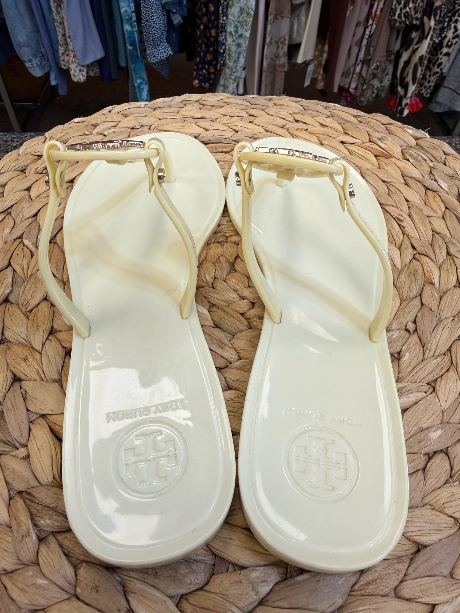 Pre-owned TORY BURCH Ivory Gold Trim Size 7 Sandal