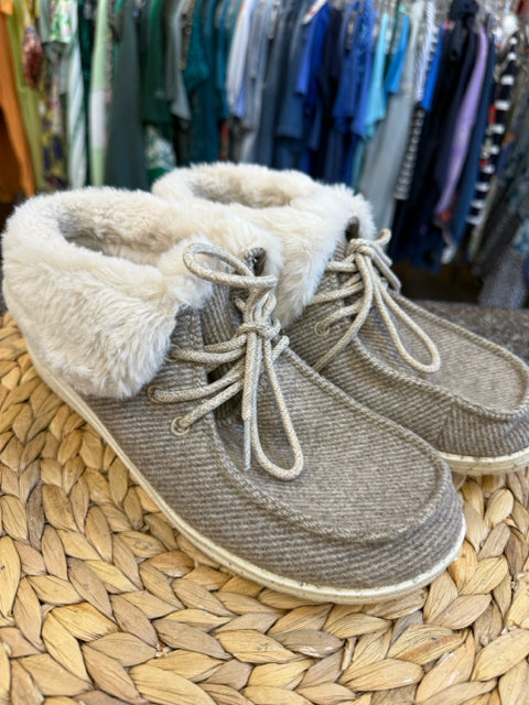 Pre-owned HEY DUDE Tan blend Cream Trim Size 6 Shoe