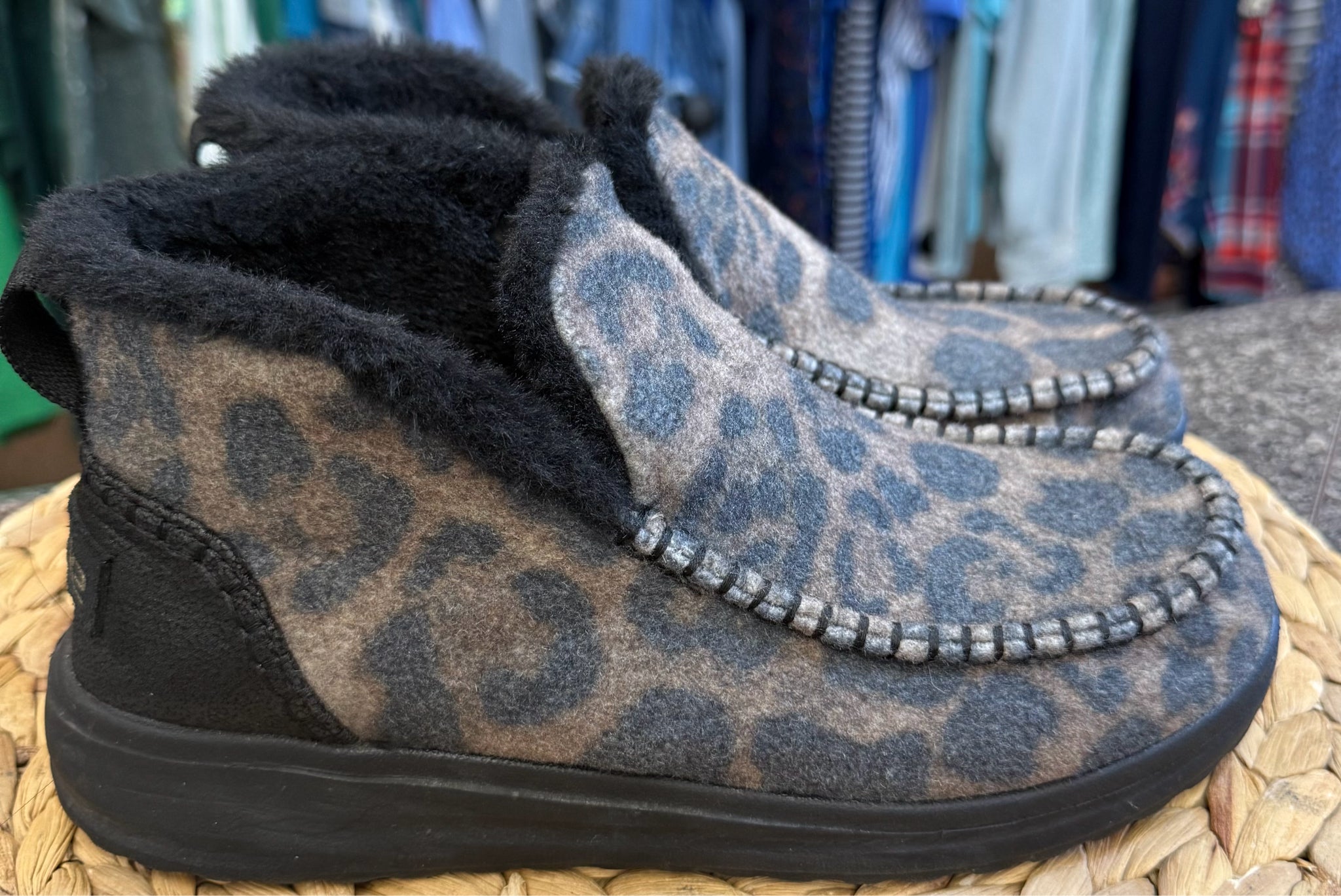 Pre-owned HEY DUDE Leopard Size 7 Slipper