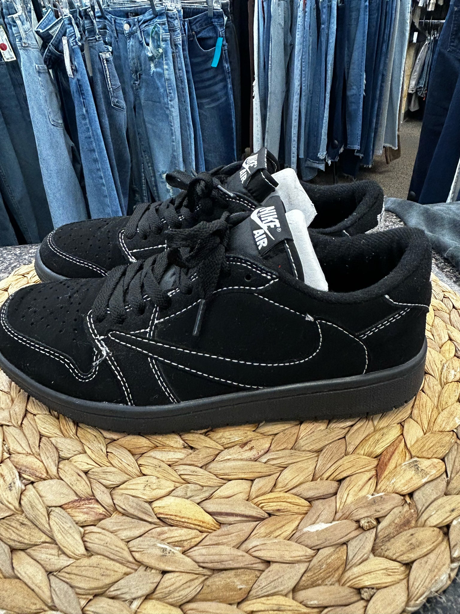 Pre-owned NIKE Black White Trim Size 6.5 Designer Sneaker