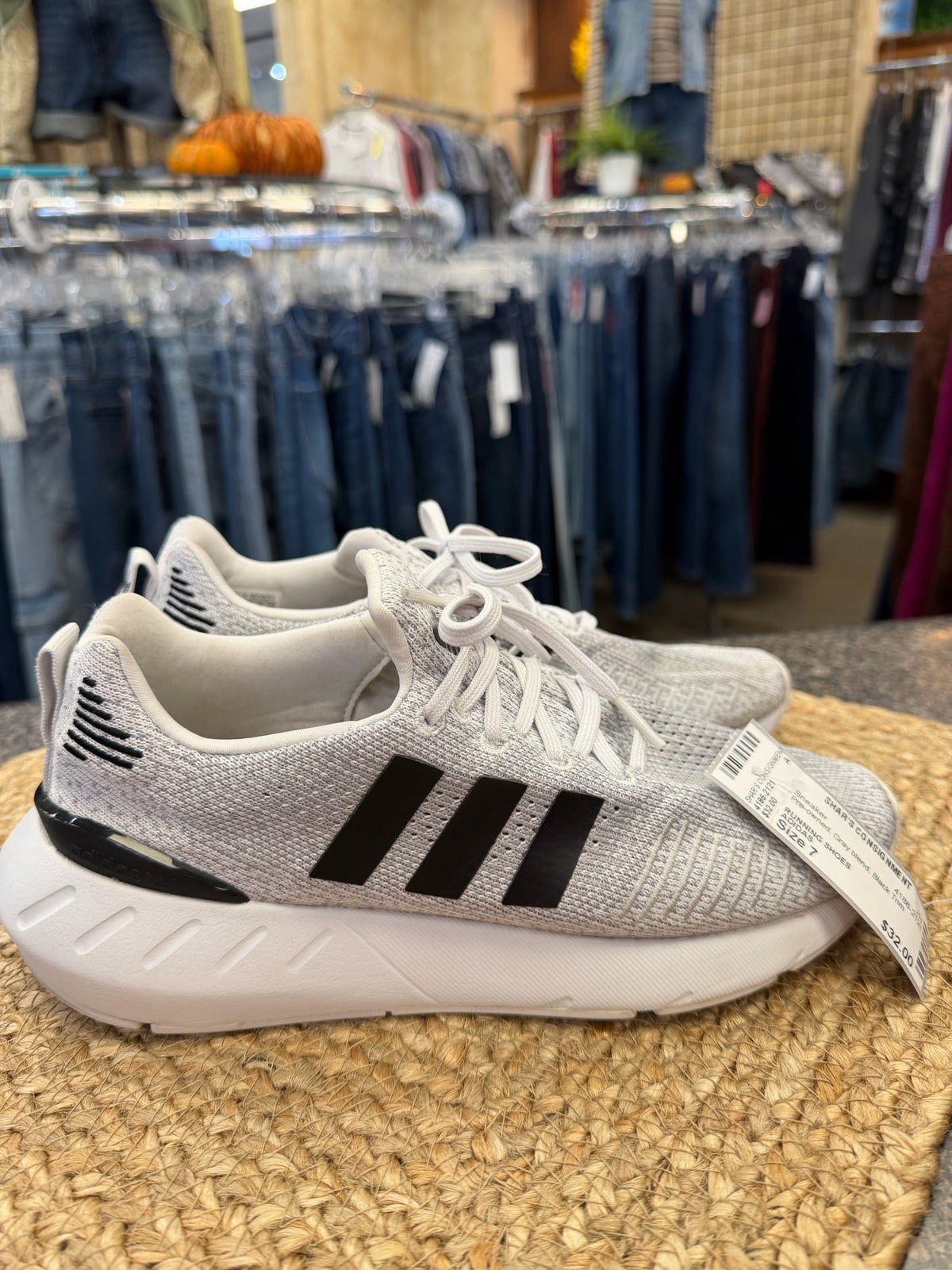 Pre-owned ADIDAS Gray blend Black Trim Size 7 Sneaker