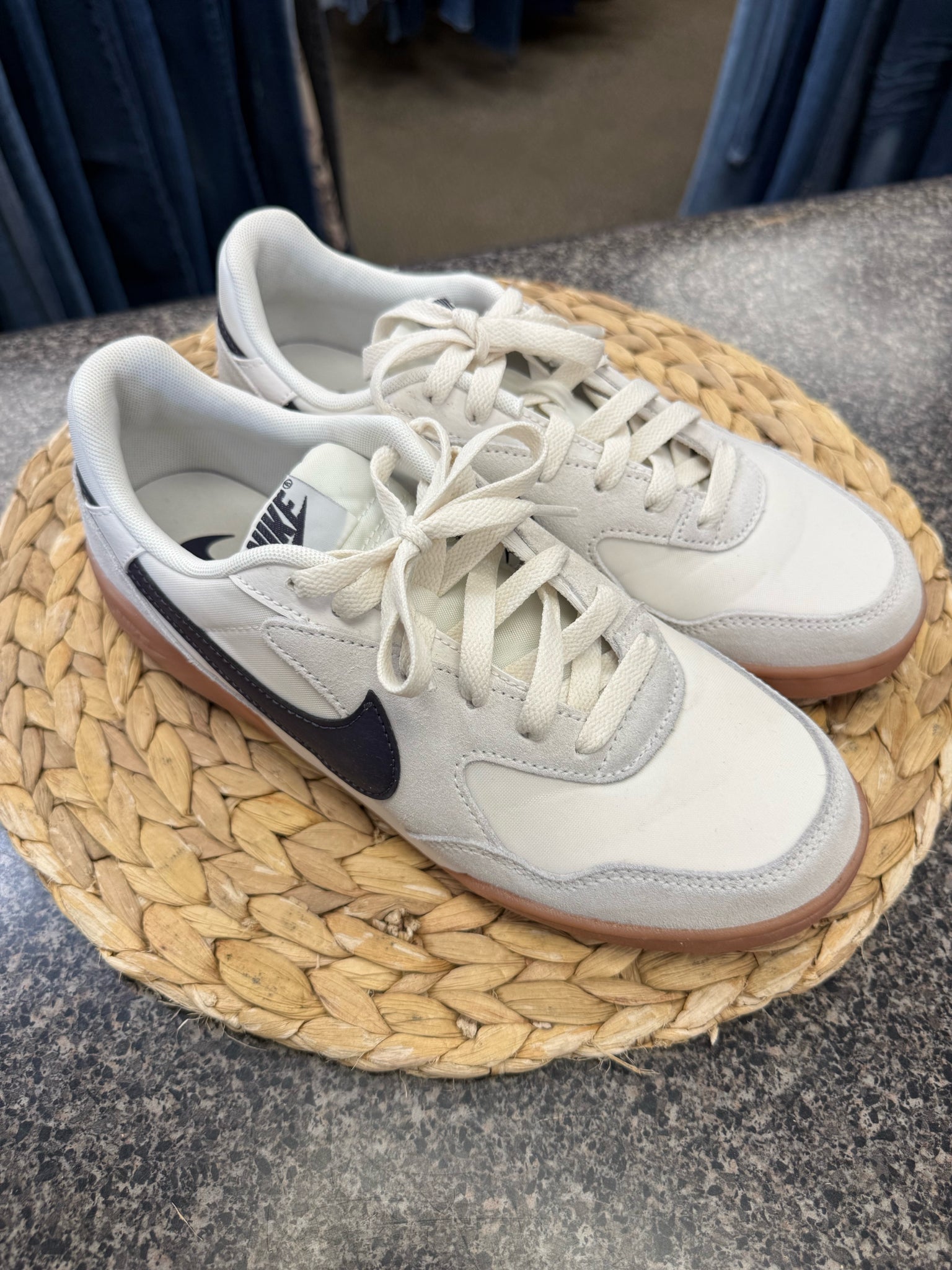 Pre-owned NIKE Off white Navy Trim Size 8.5 Designer Sneaker