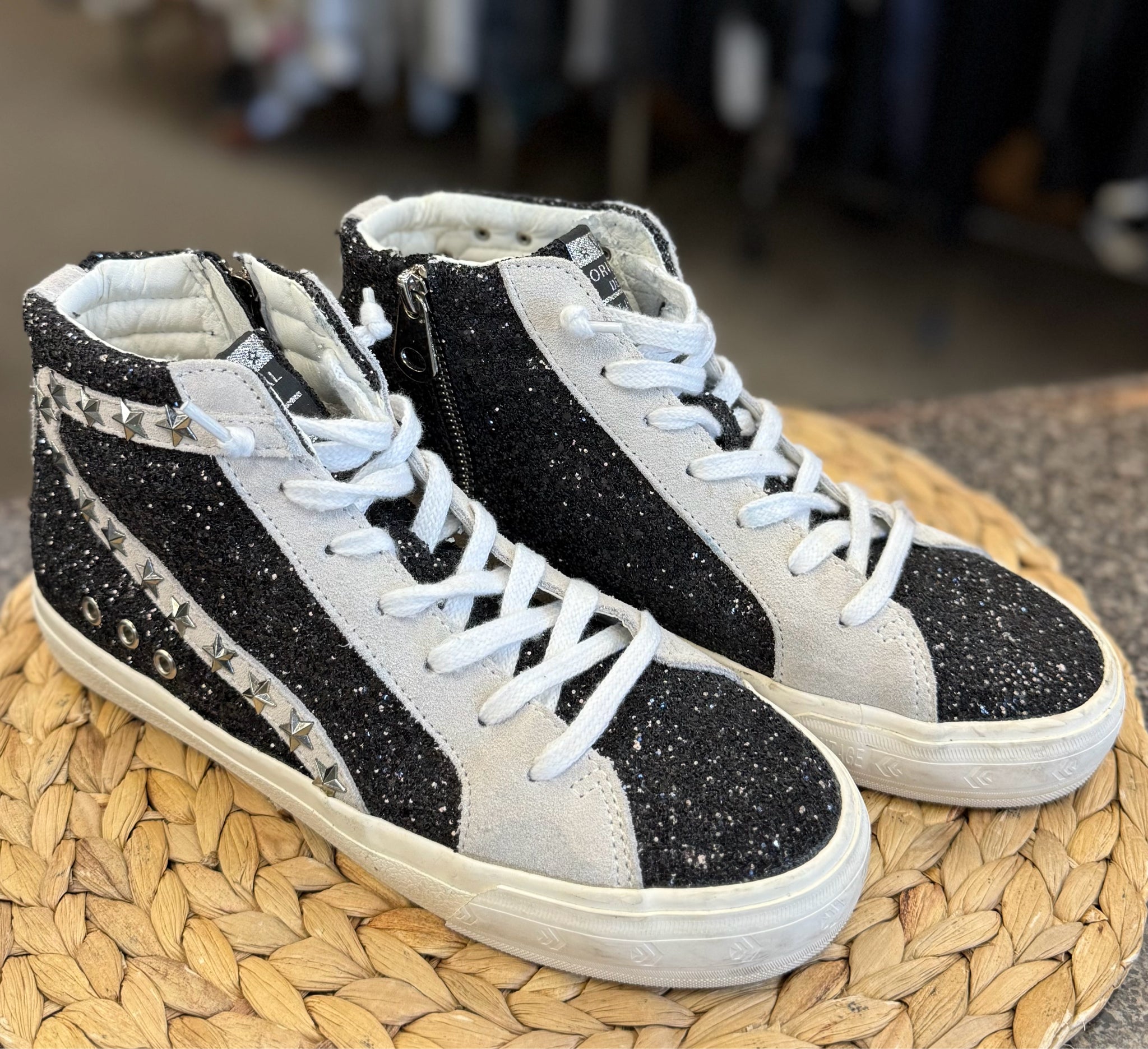 Pre-owned VINTAGE HAVANA Gray Trim Black Sparkle Size 10 Sneaker