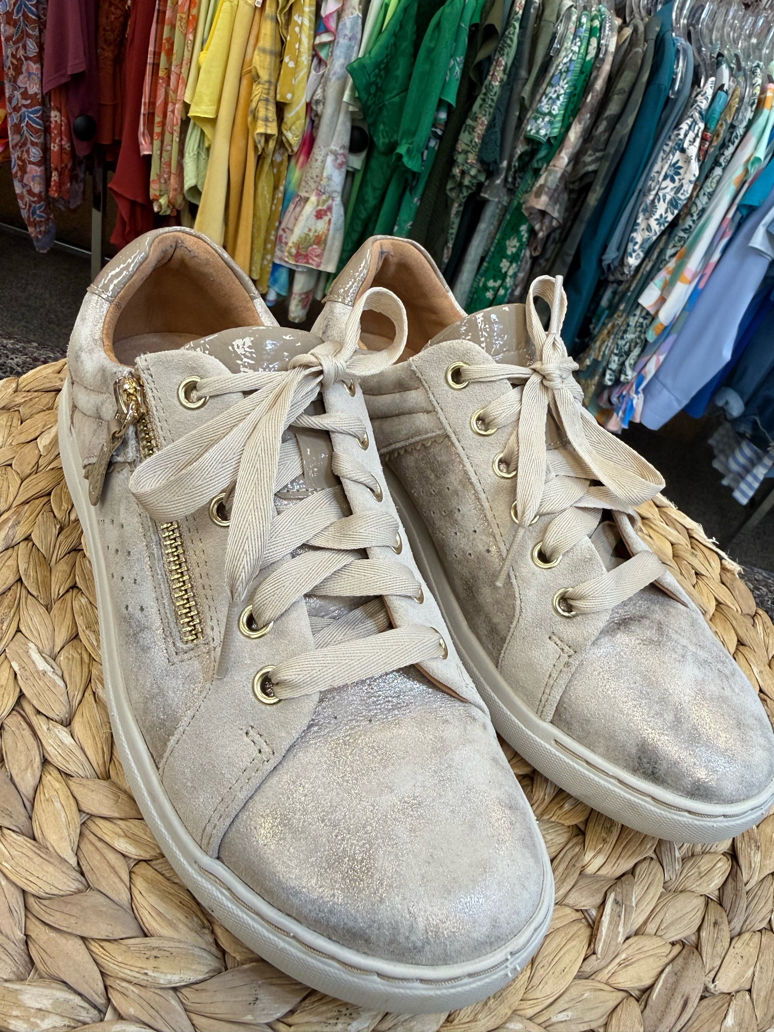 Pre-owned CLARKS Beige METALLIC Size 8 Designer Sneaker