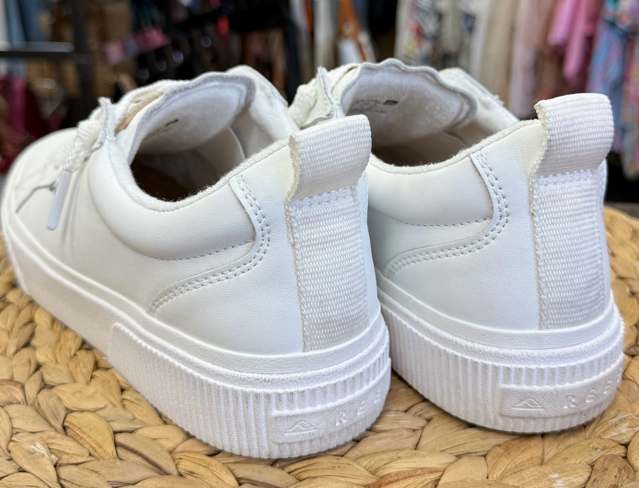 Pre-owned REEF White Size 8.5 Designer Sneaker