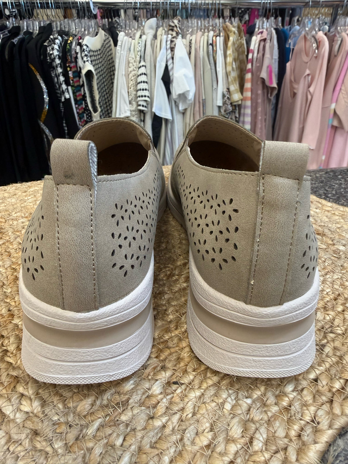 Pre-owned EASY STREET Beige Size 9.5 Sneaker