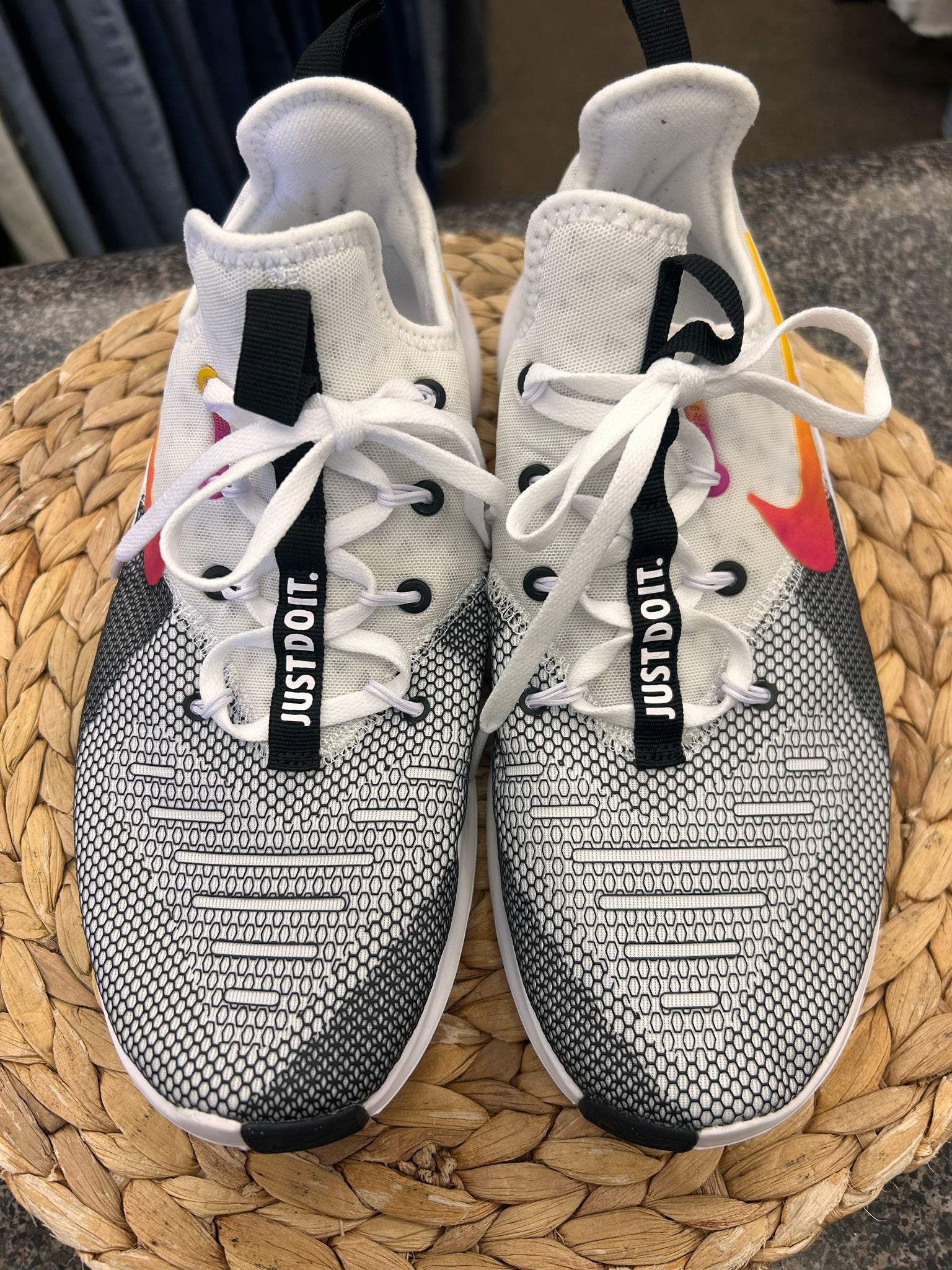 Pre-owned NIKE White Black blend Size 10 Designer Sneaker