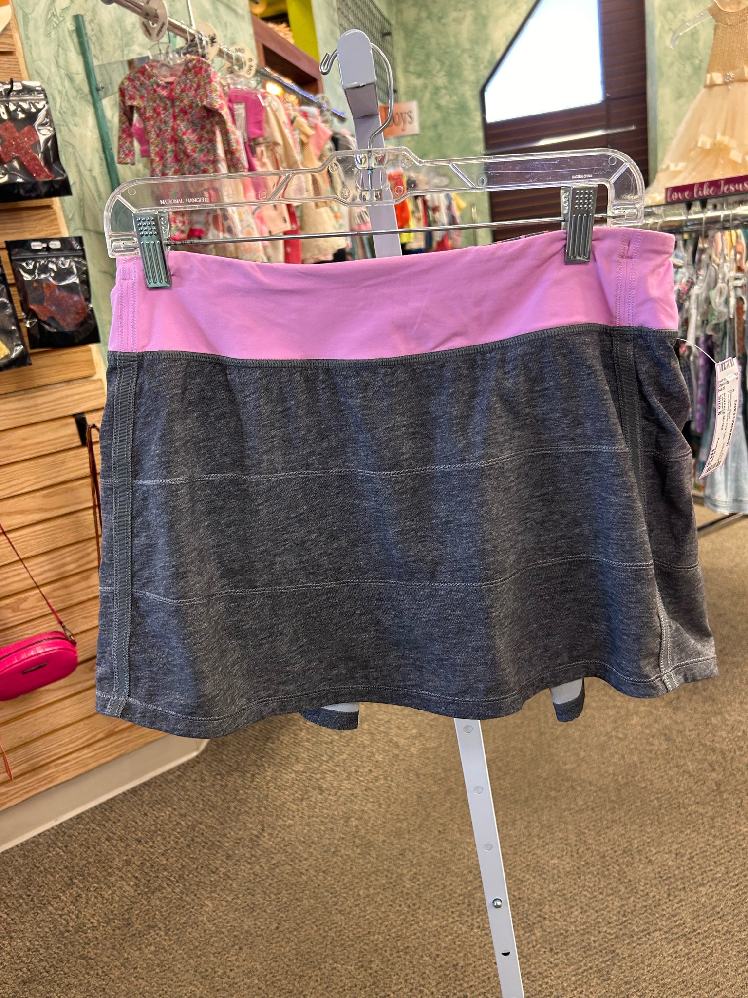Pre-owned Lululemon Gray Pink Trim Size: 8 Designer Skort