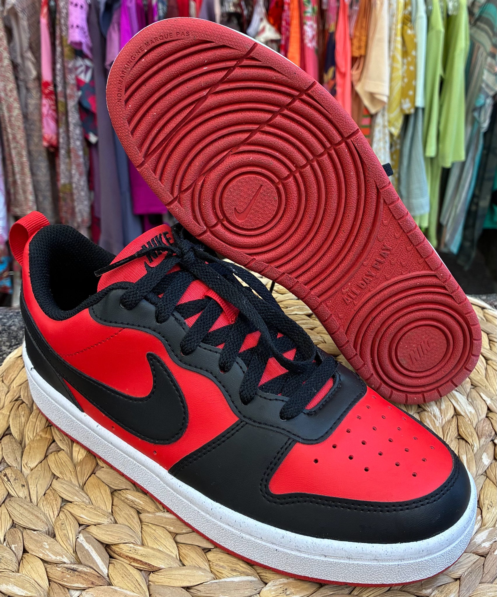 Pre-owned NIKE Red Black C-SIZE 6 Boys Sneaker