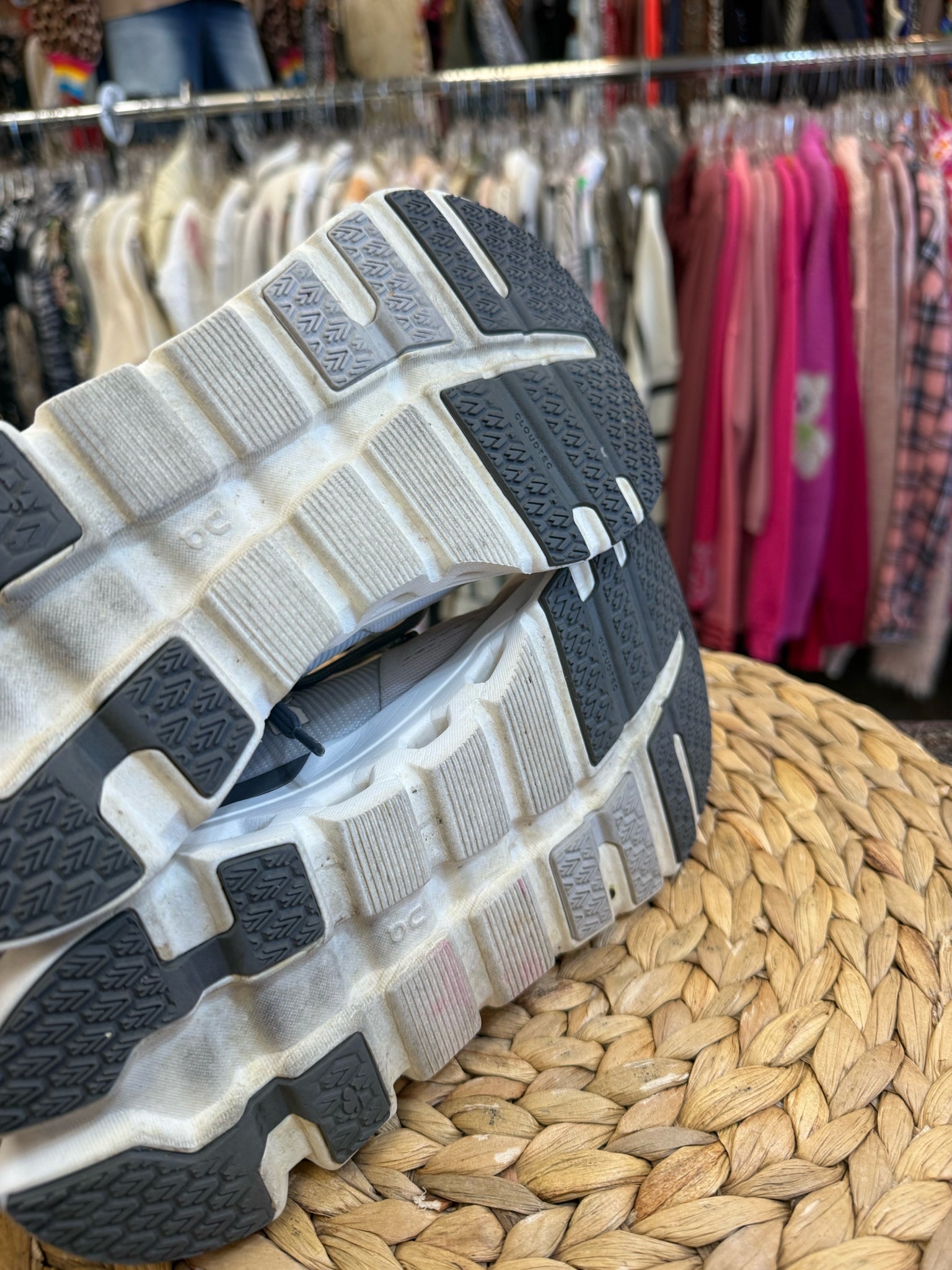 Pre-owned On Cloud Gray Tan Trim Size 8 Designer Sneaker