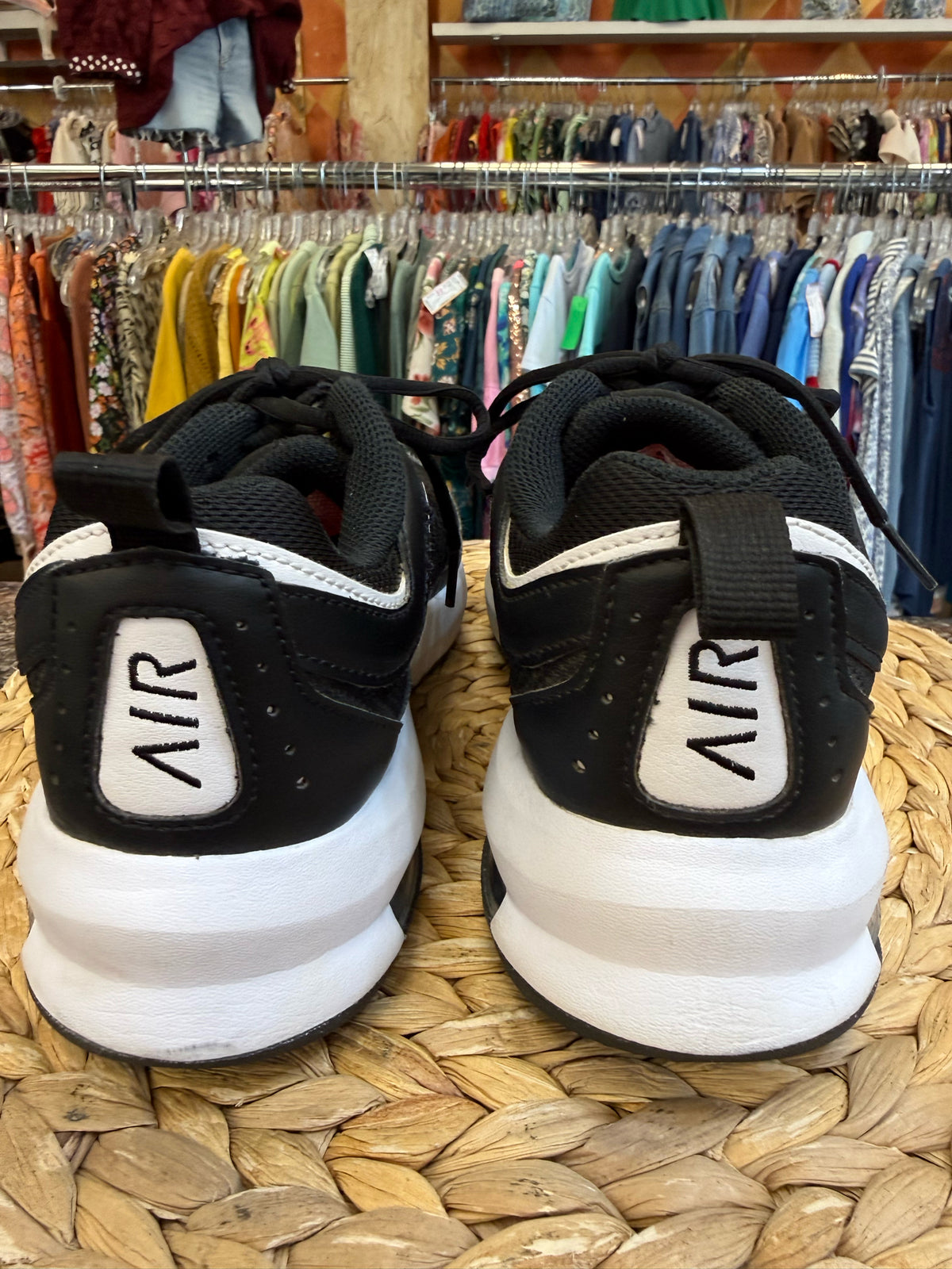 Pre-owned NIKE Black White Trim SHOE SIZE 7 MENS Sneakers