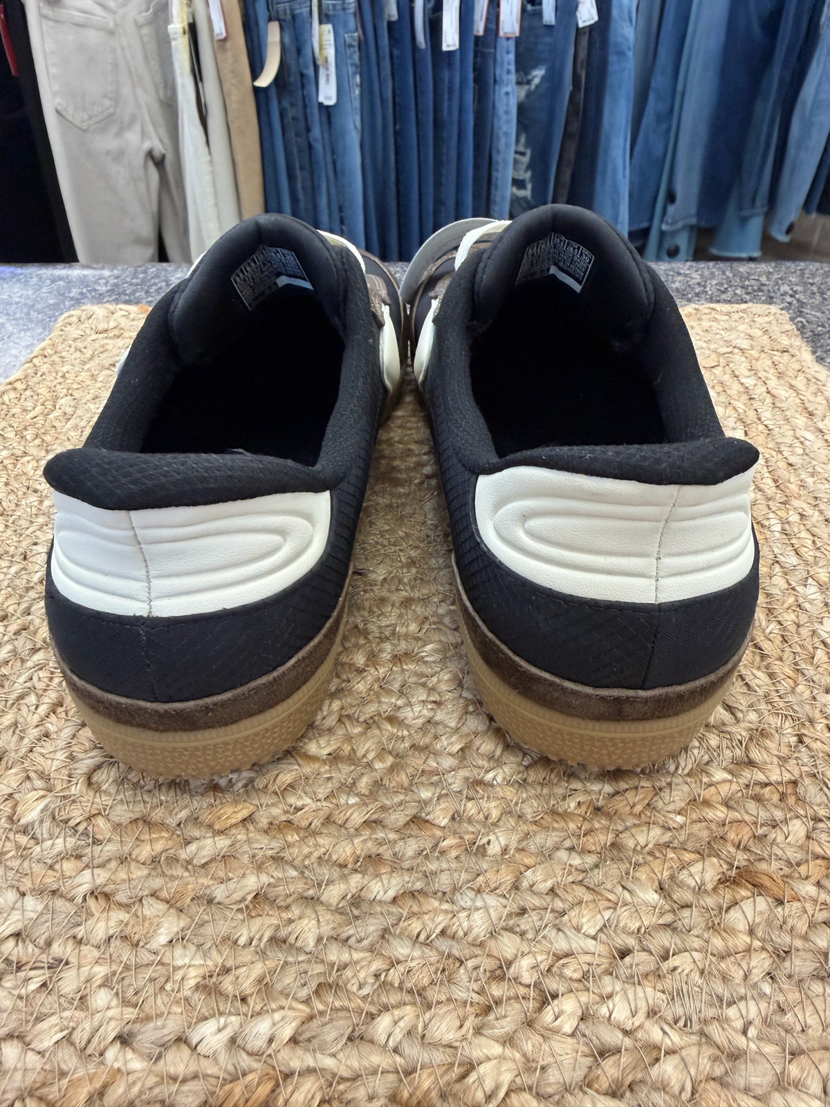 Pre-owned SKECHERS Dark brown Black Trim Size 9.5 Sneaker