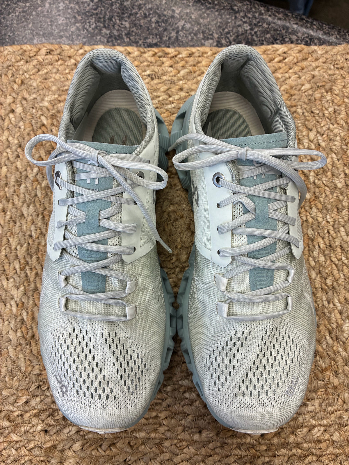 Pre-owned On Cloud Gray Teal trim Size 7 Designer Sneaker