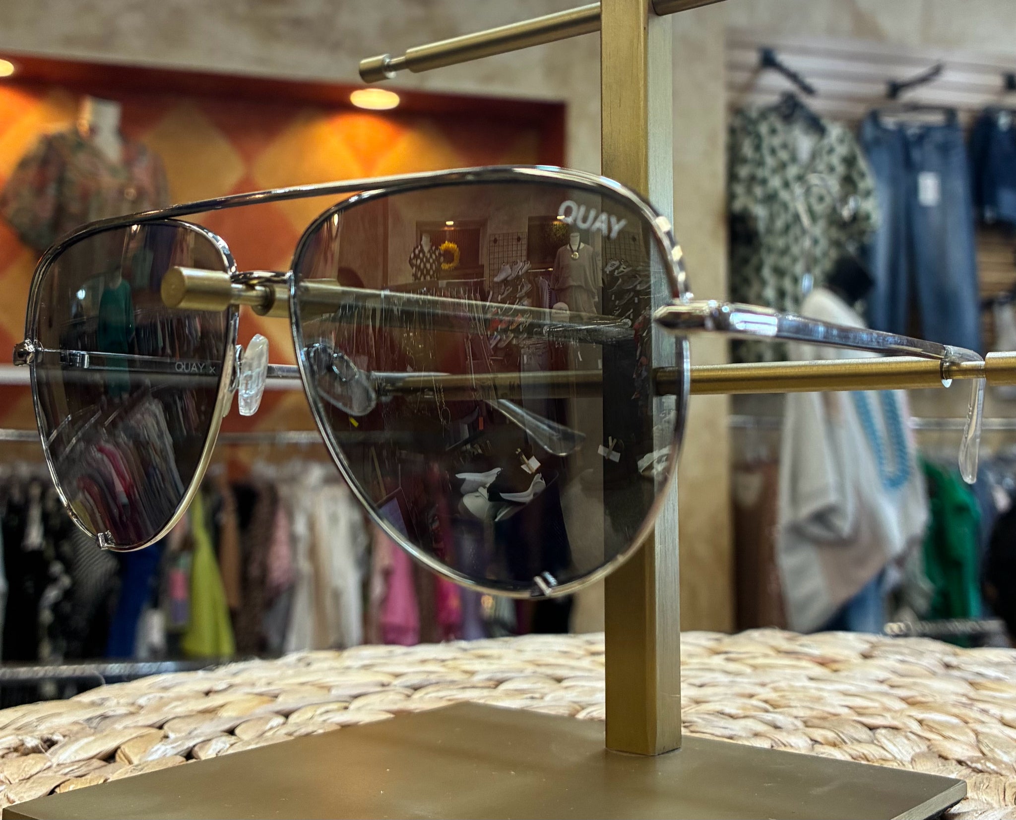 Pre-owned Quay Gray Silver Designer Sunglasses