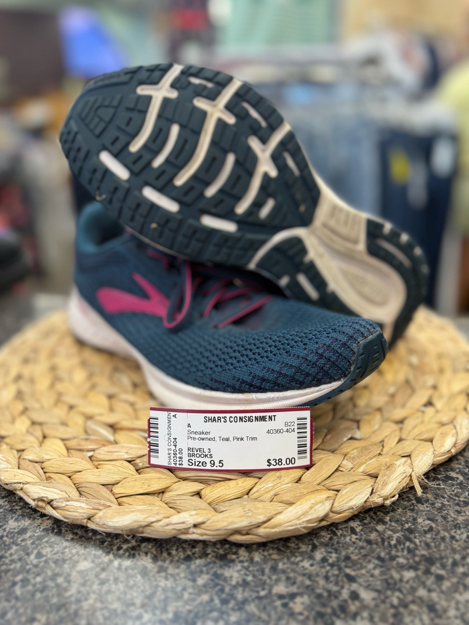 Pre-owned BROOKS Teal Pink Trim Size 9.5 Sneaker