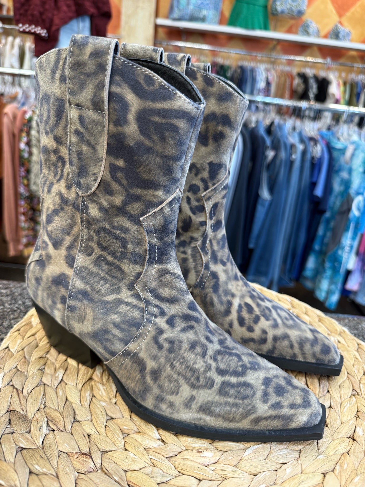 Pre-owned FREE PEOPLE Leopard Size 6.5 Boot