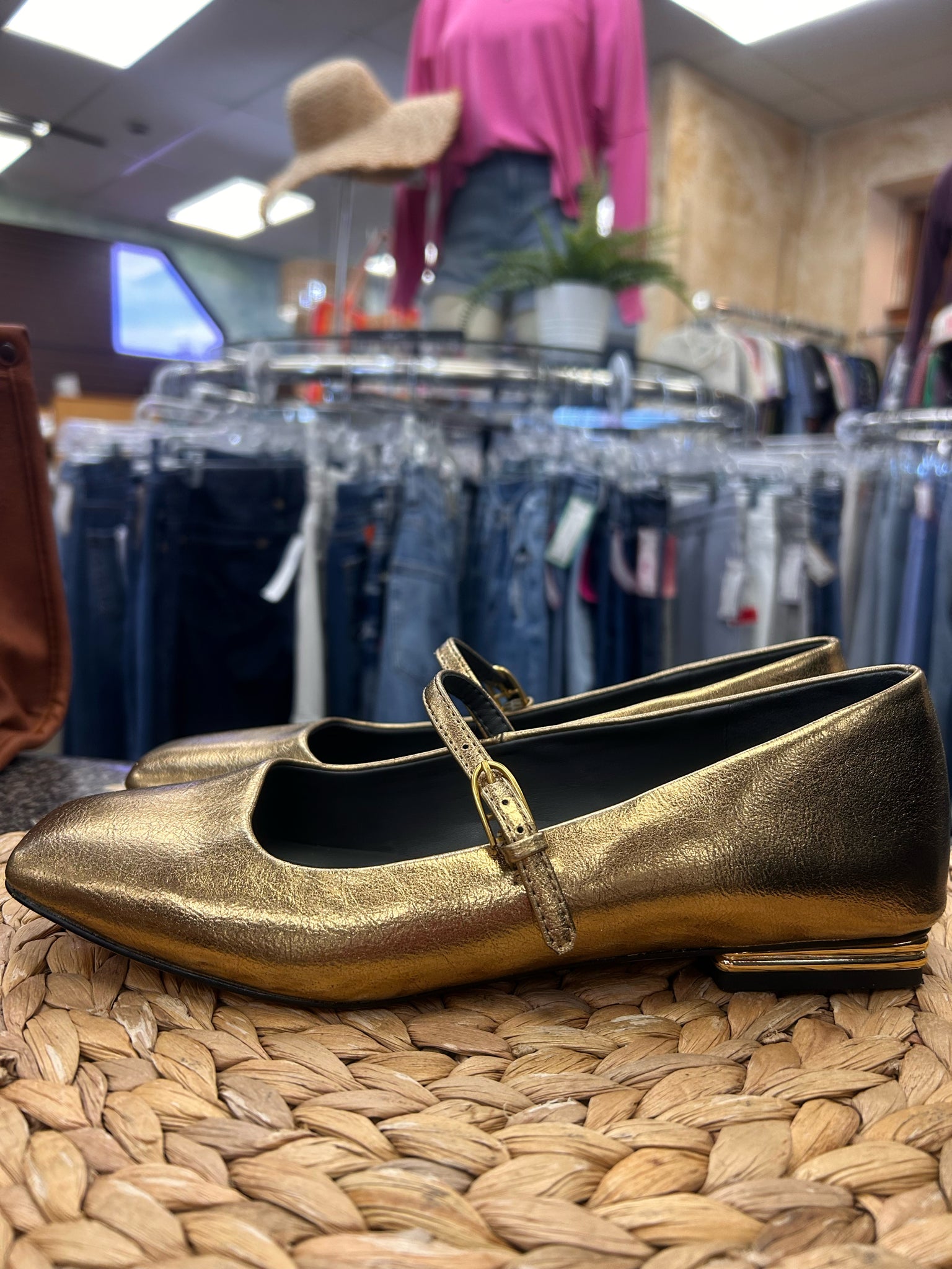 Pre-owned FRANCO SARTO Gold shimmer Size 7 Designer Sandal