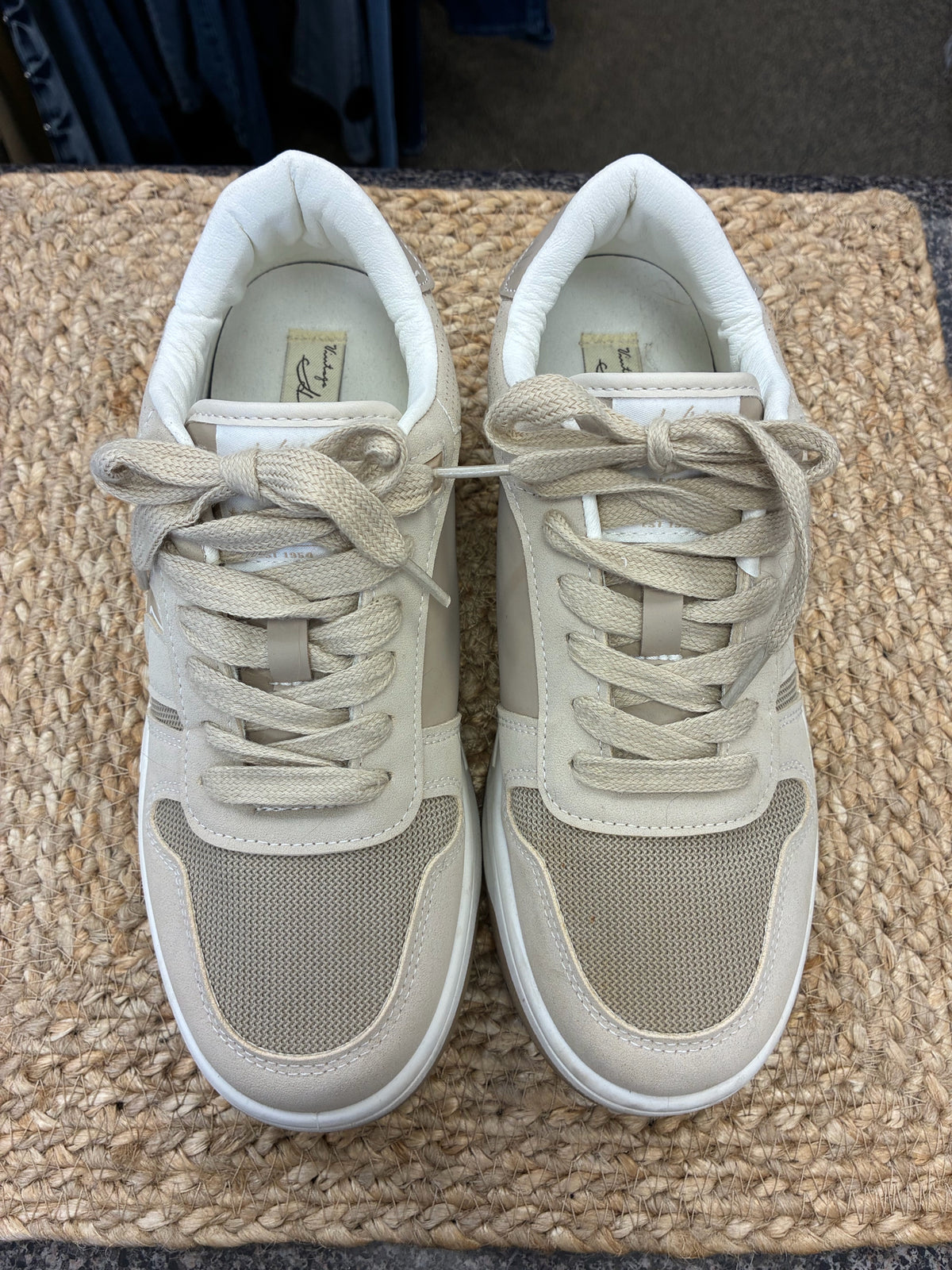 Pre-owned VINTAGE HAVANA Cream Gold Trim Size 9 Sneaker