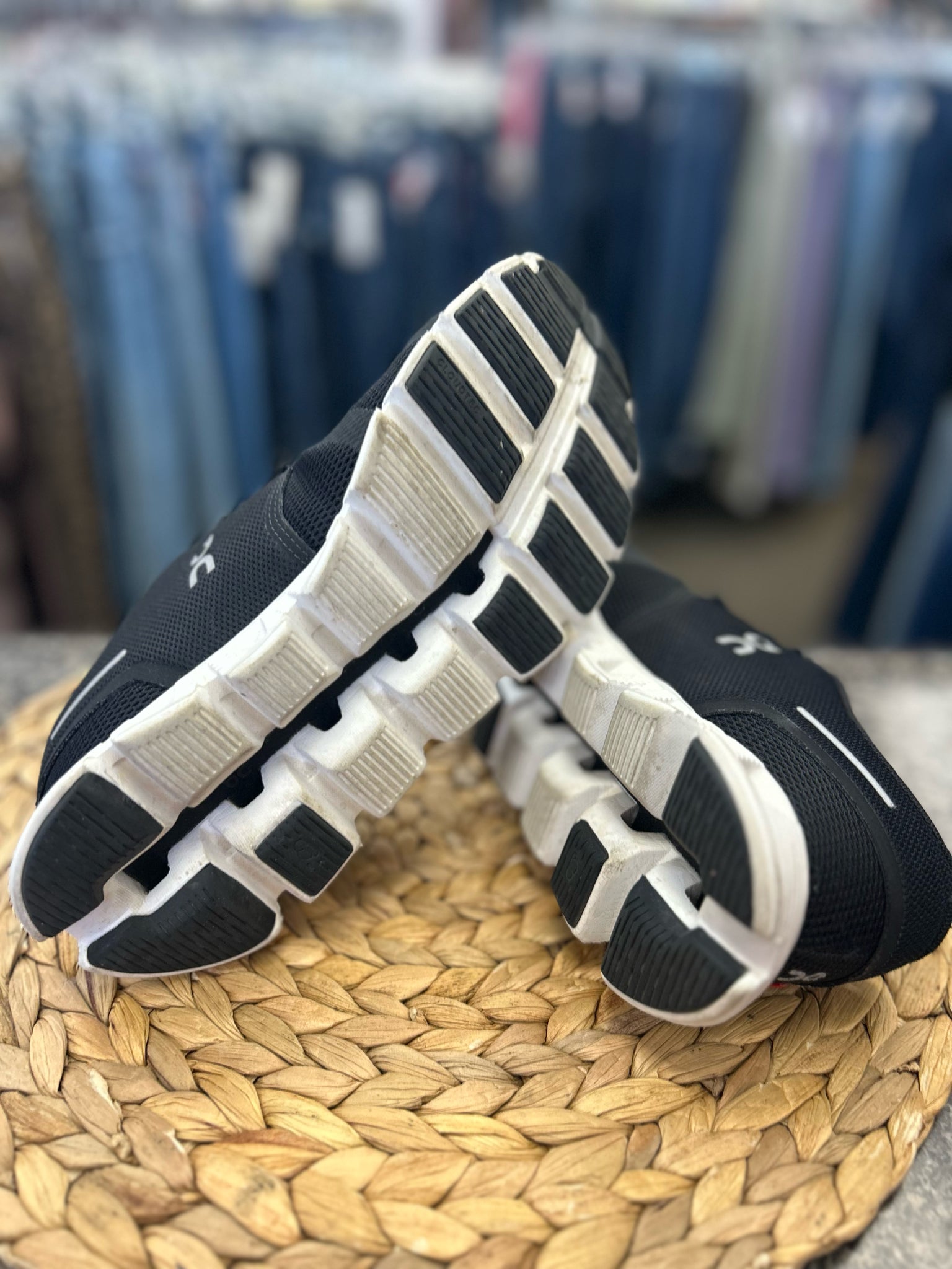 Pre-owned On Cloud Black Size 7 Designer Sneaker