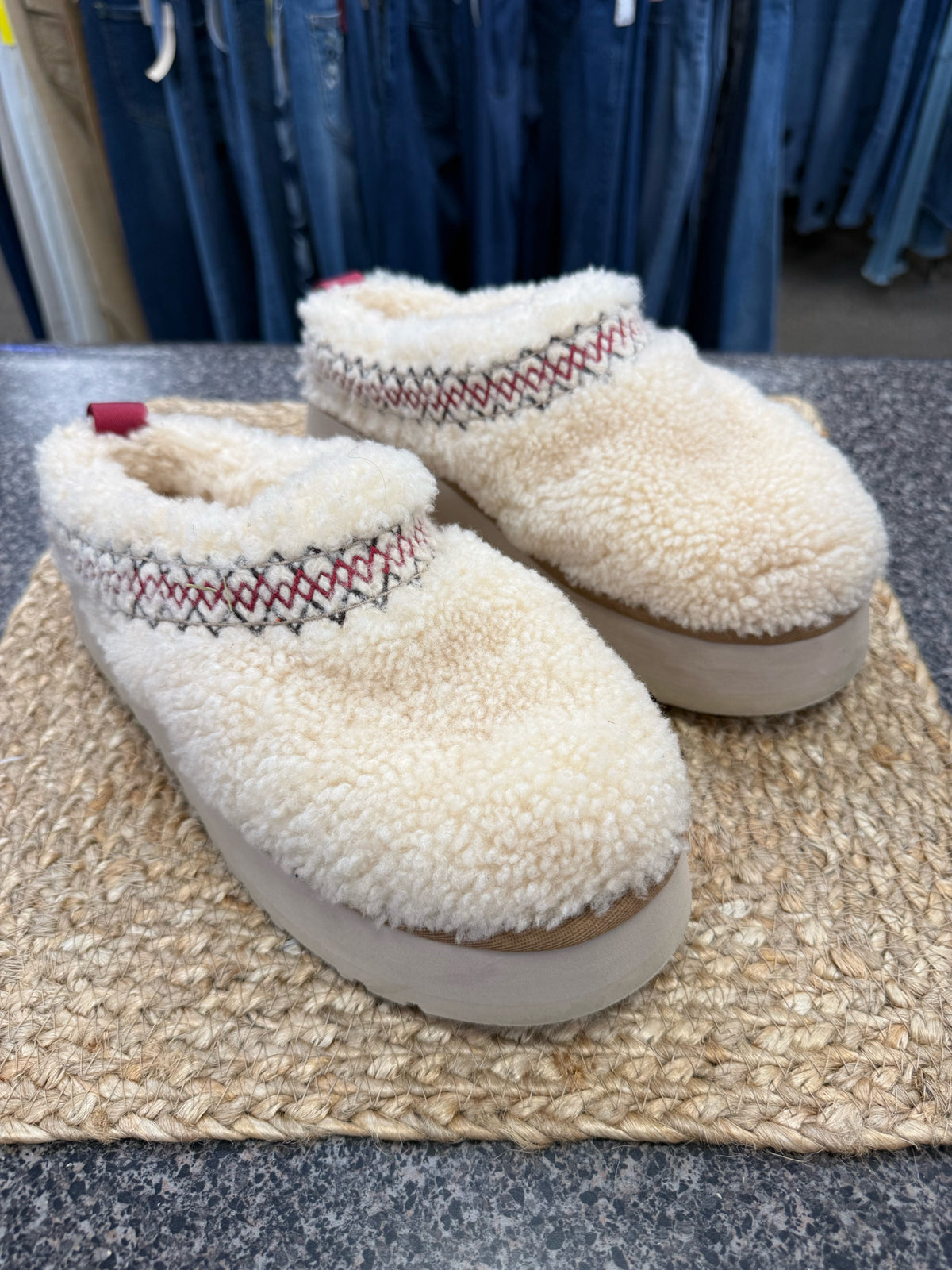 Pre-owned UGG Cream Red Trim Size 8 Designer Shoe