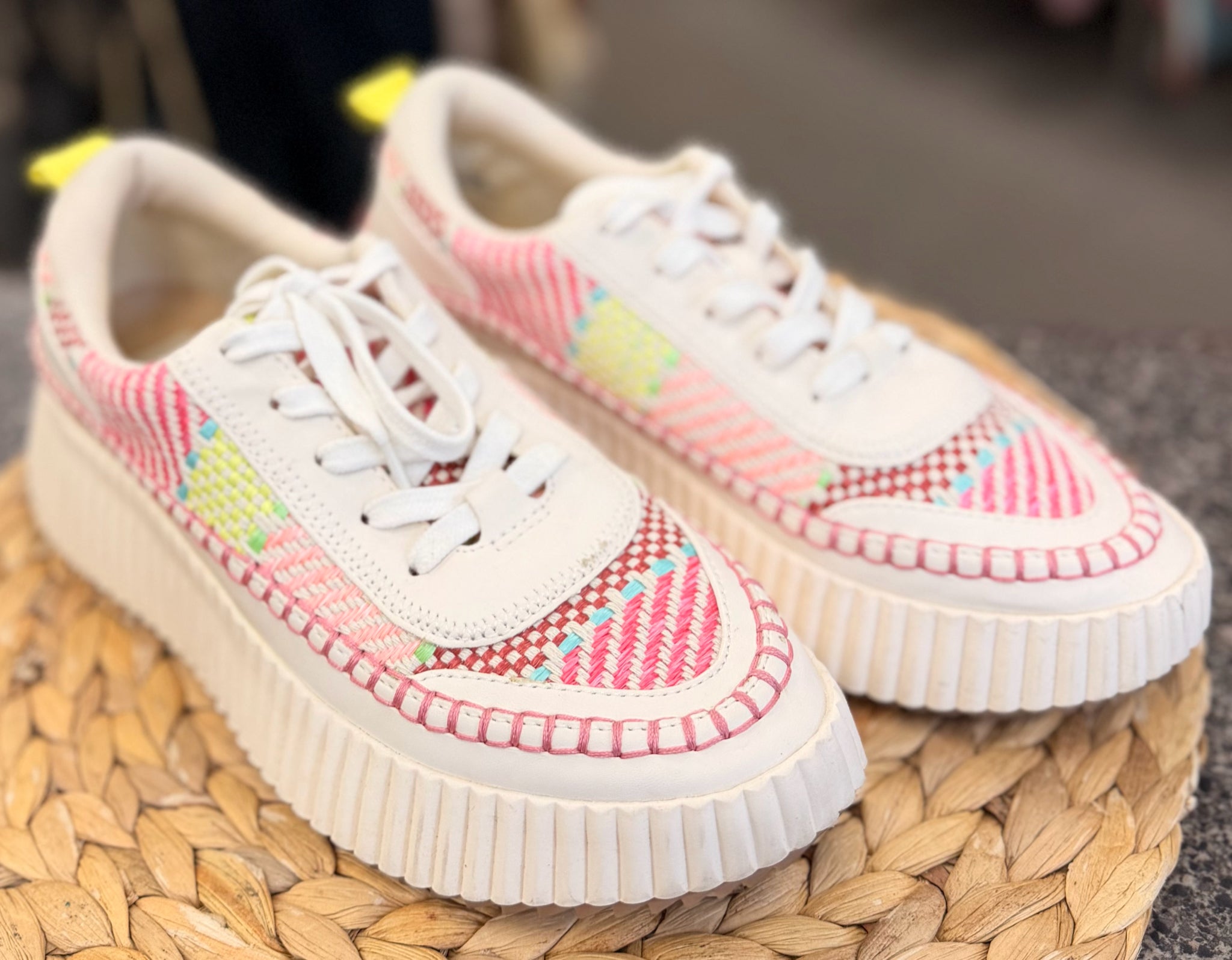 Pre-owned DOLCE VITA Cream Pink Trim Size 9 Designer Sneaker