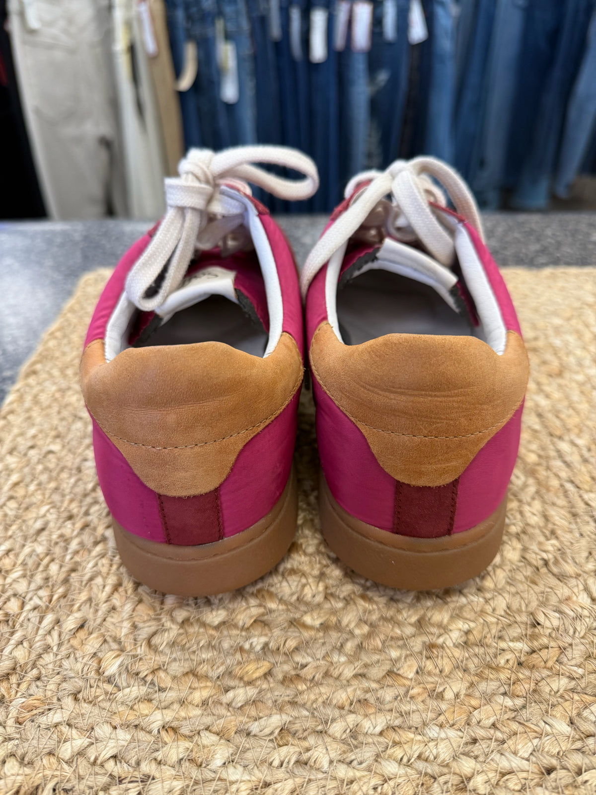 Pre-owned SOFFT Red Dark Pink Trim Size 10 Sneaker