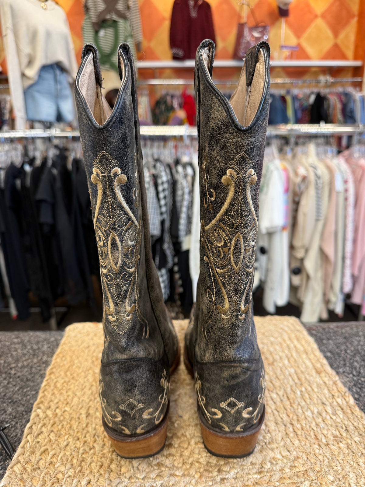 Pre-owned CIRCLE G Black Distressed Cream Trim Size 8 Designer Boot