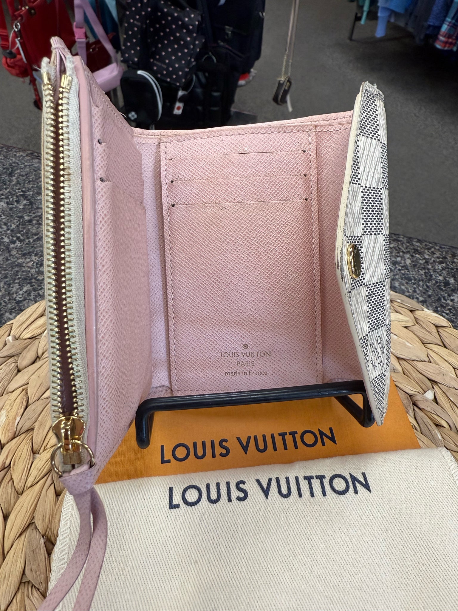 Pre-owned LOUIS VUITTON White Signature Designer Wallet