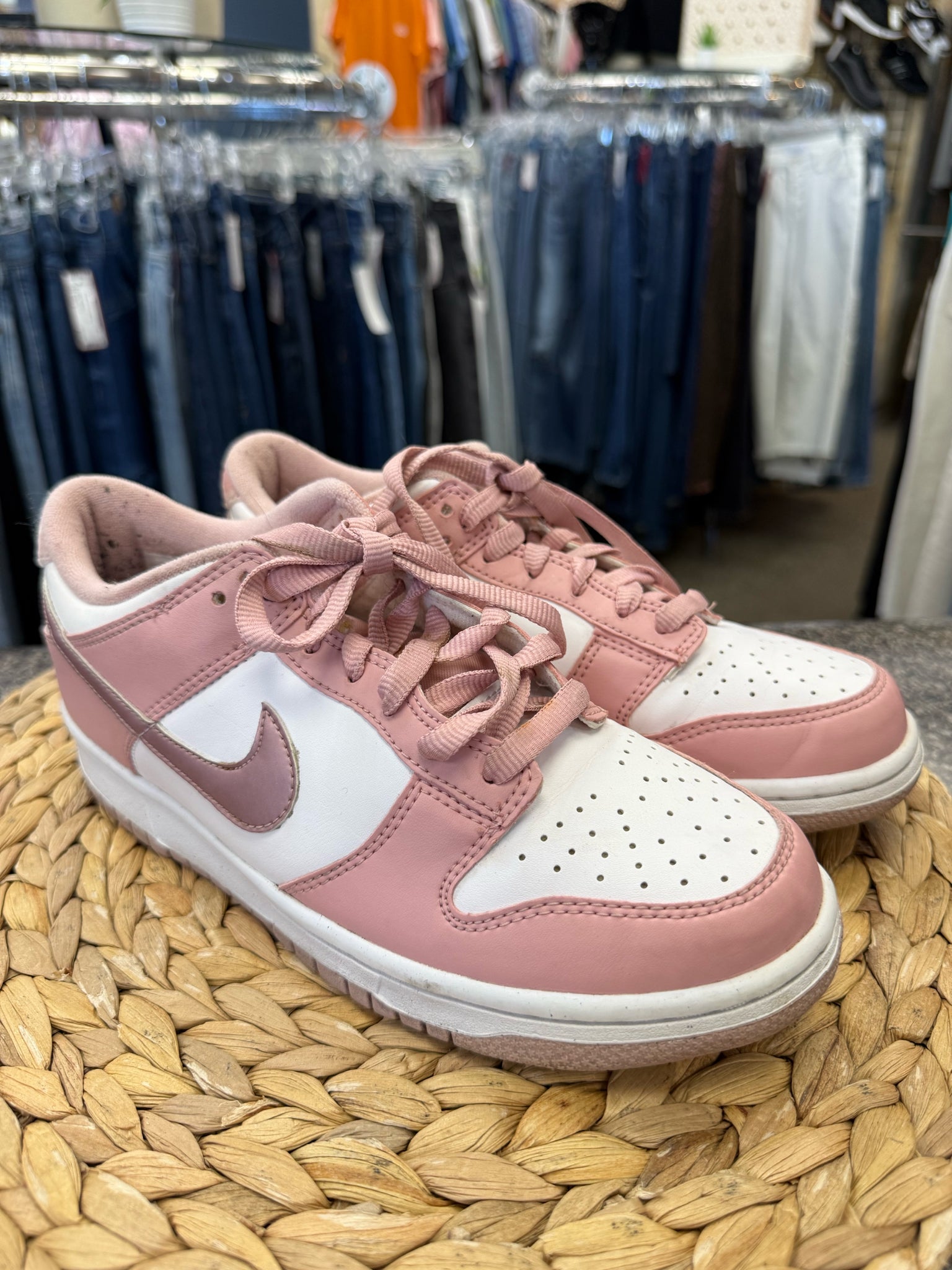 Pre-owned NIKE Pink Dark Pink Trim Shoe Size 6.5 GIRLS Designer Sneaker