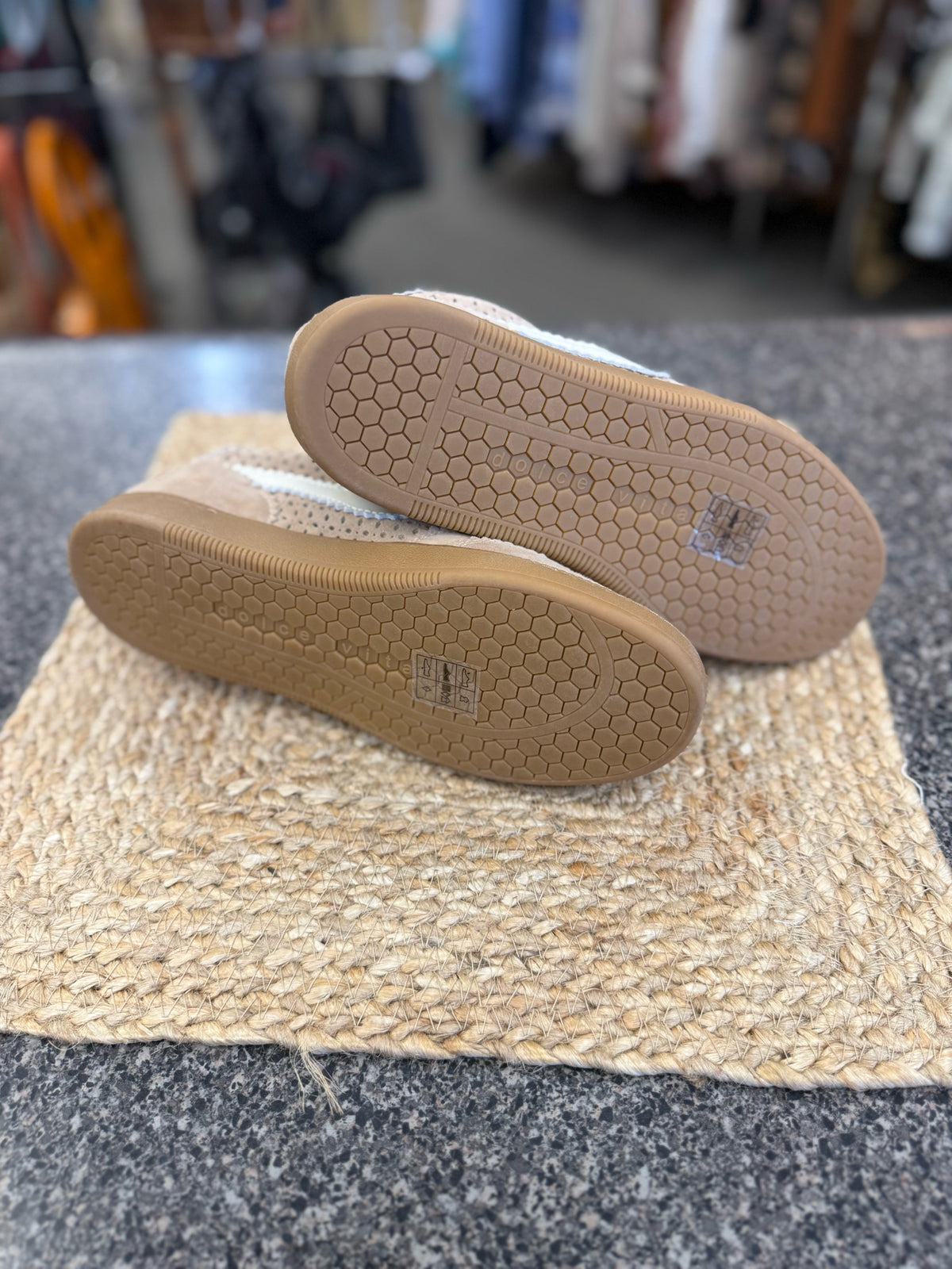 Pre-owned DOLCE VITA Tan Cream Size 8 Sneaker