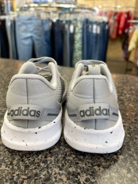 Pre-owned ADIDAS Gray White Trim C-SIZE 6 Boys Sneaker