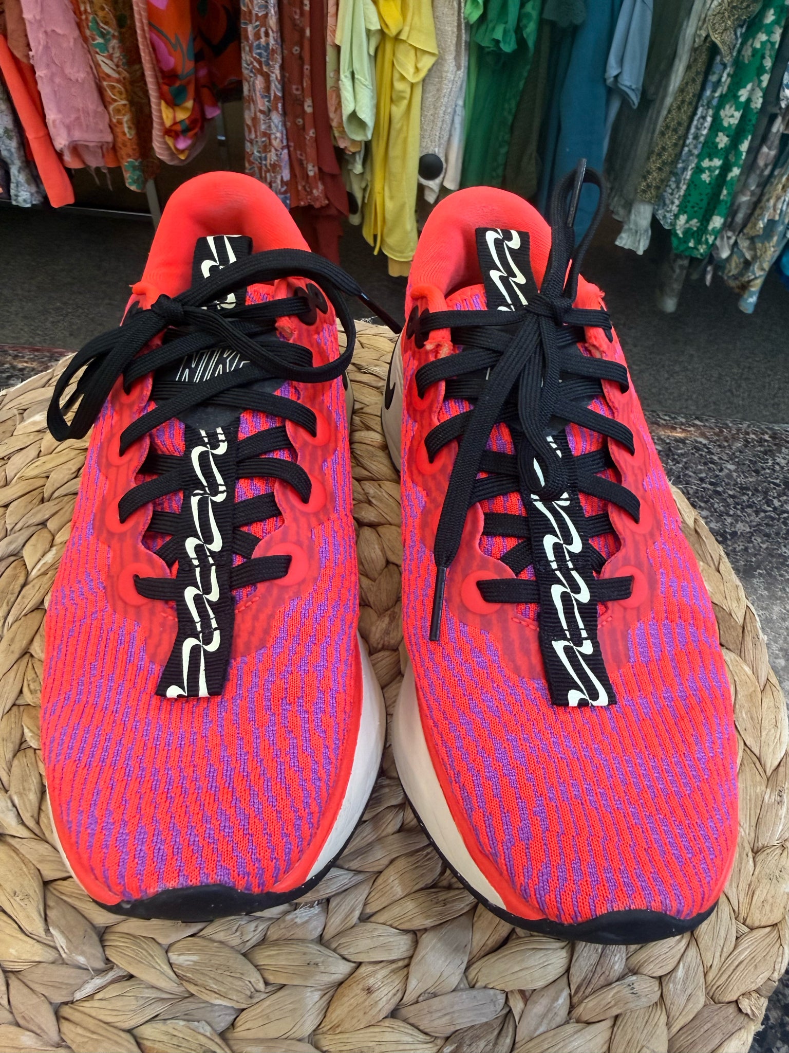 Pre-owned NIKE Neon coral Red Trim Size 7 Sneaker