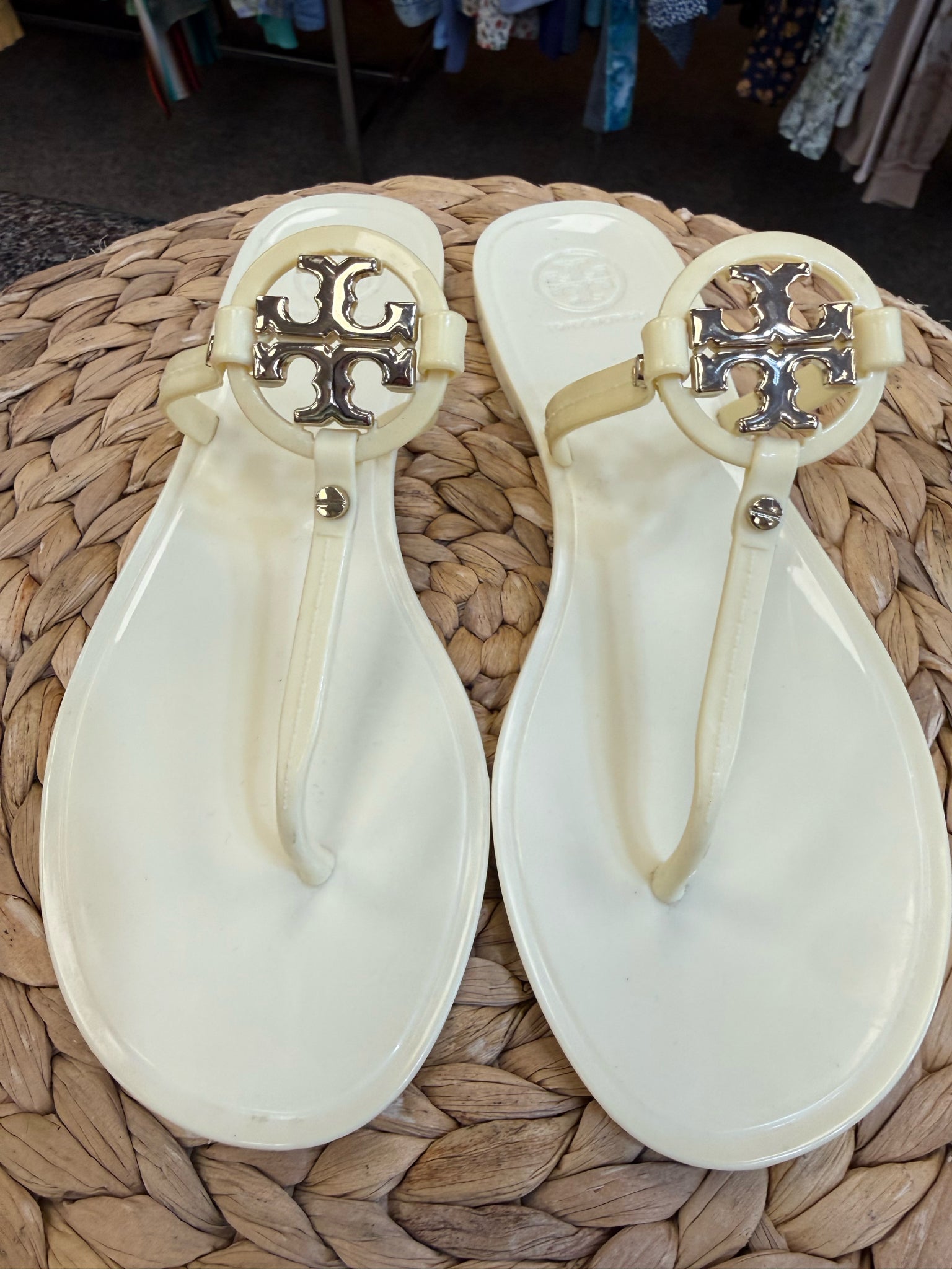 Pre-owned TORY BURCH Ivory Gold Trim Size 7 Sandal
