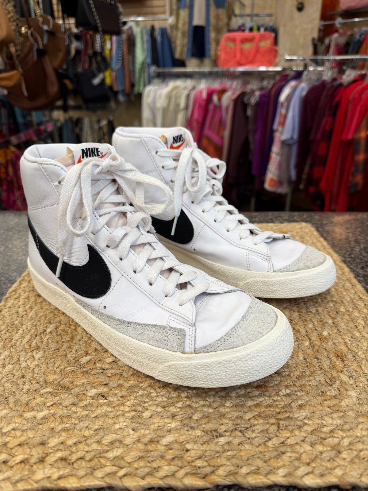 Pre-owned NIKE White Black Trim Size 9 Designer Sneaker