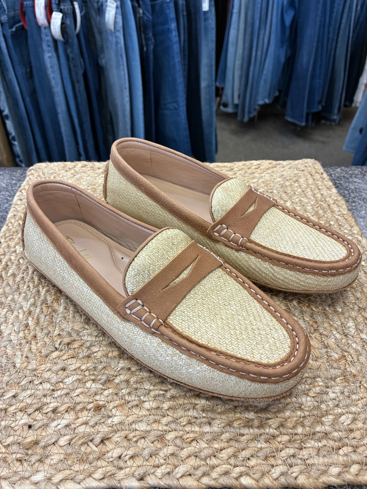 Pre-owned Flag Ltd. Cream Tan Trim Size 8.5 Shoe