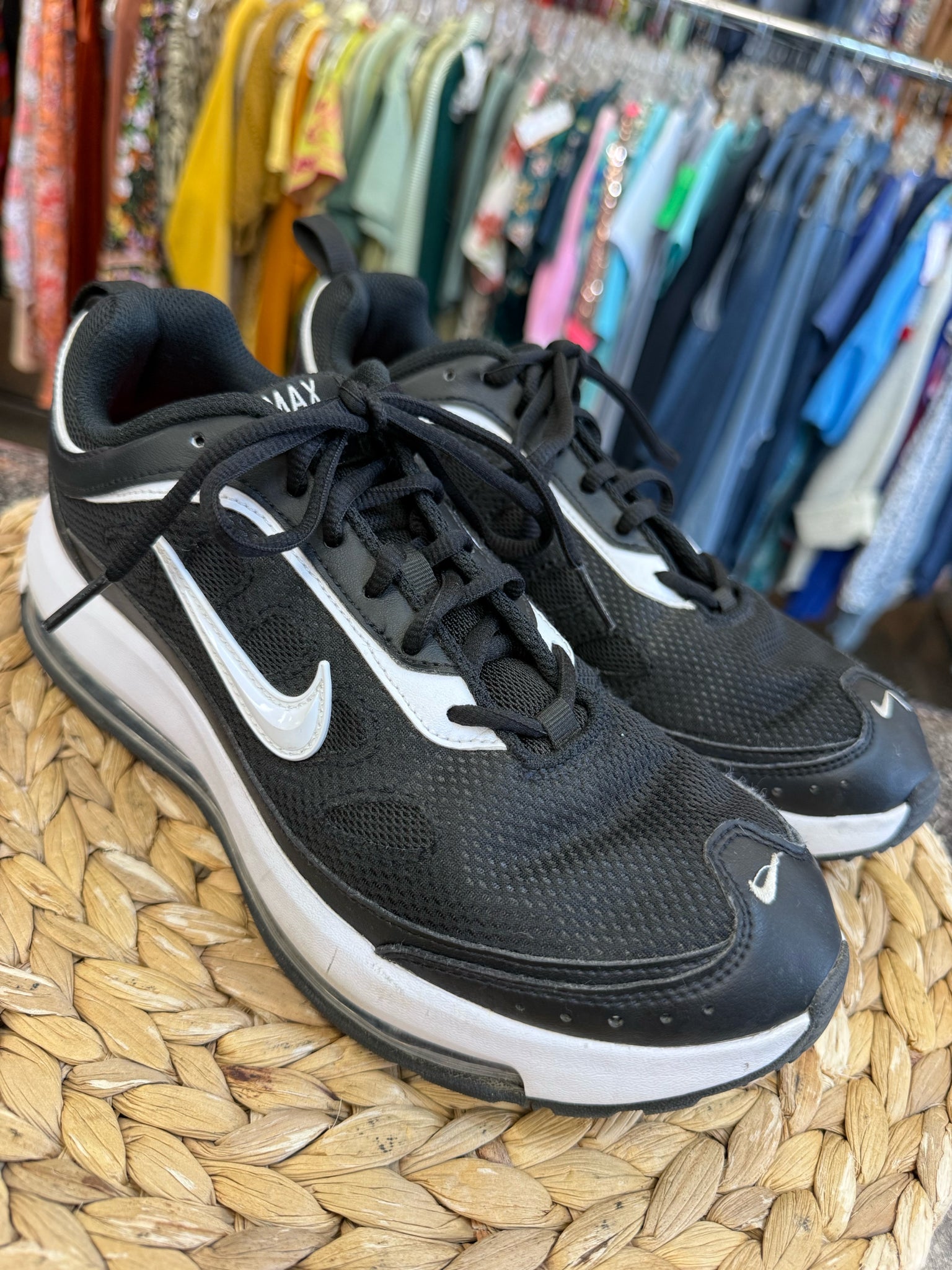 Pre-owned NIKE Black White Trim SHOE SIZE 7 MENS Sneakers