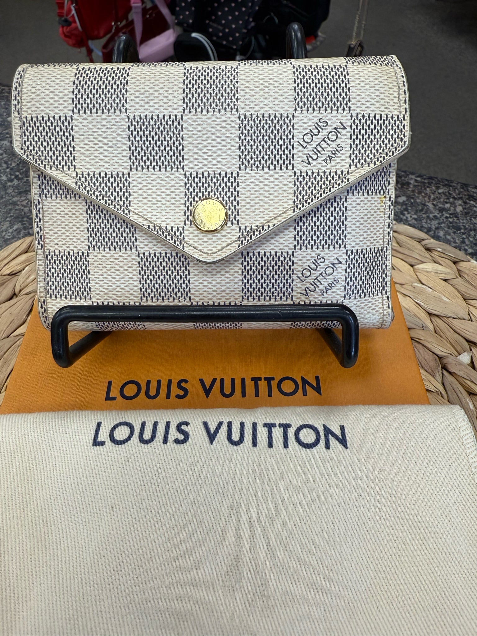 Pre-owned LOUIS VUITTON White Signature Designer Wallet