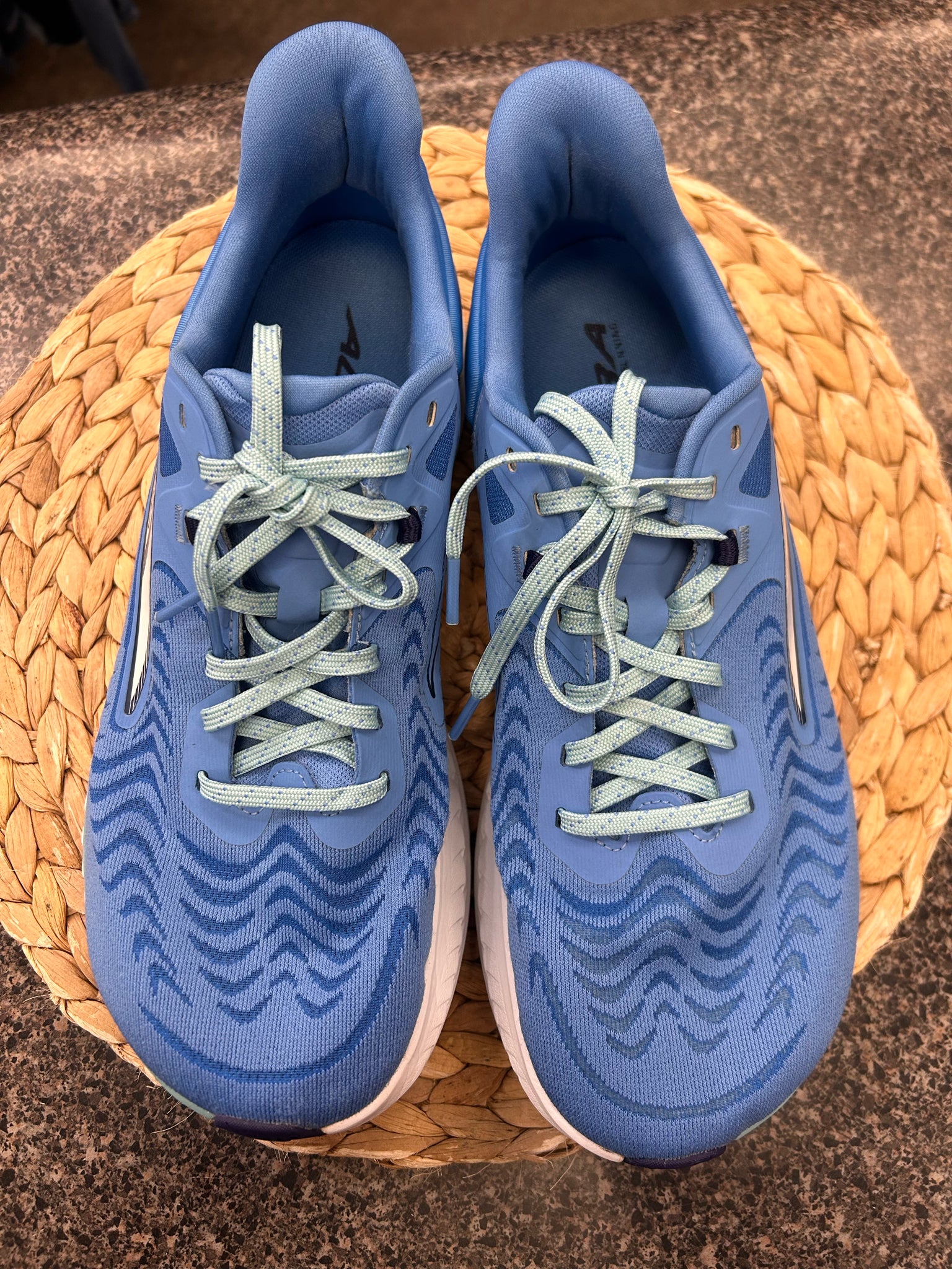 Pre-owned ALTRA Blue Teal trim Size 10.5 Designer Sneaker