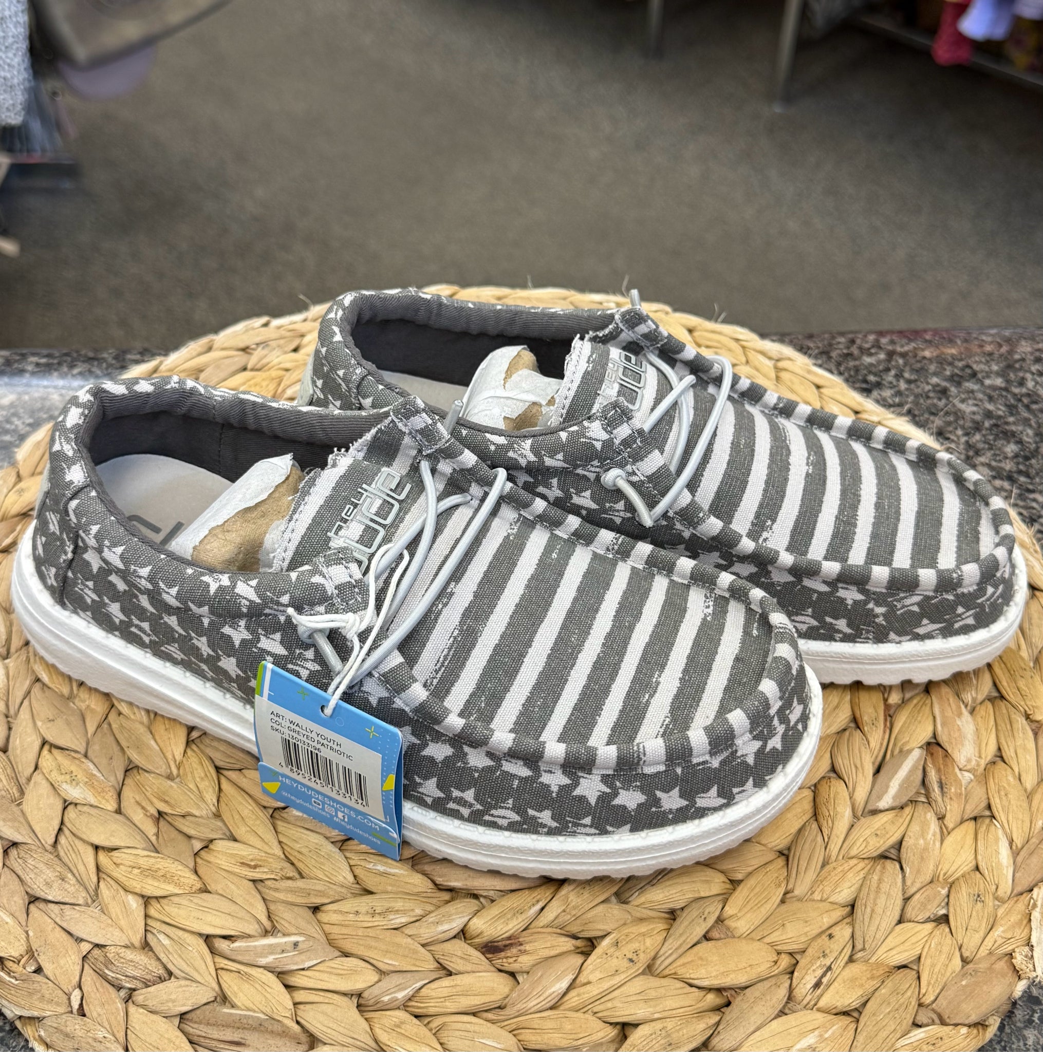 New with Tag HEY DUDE Gray stripe White Stripe C-SIZE 4/5 Boys Shoes