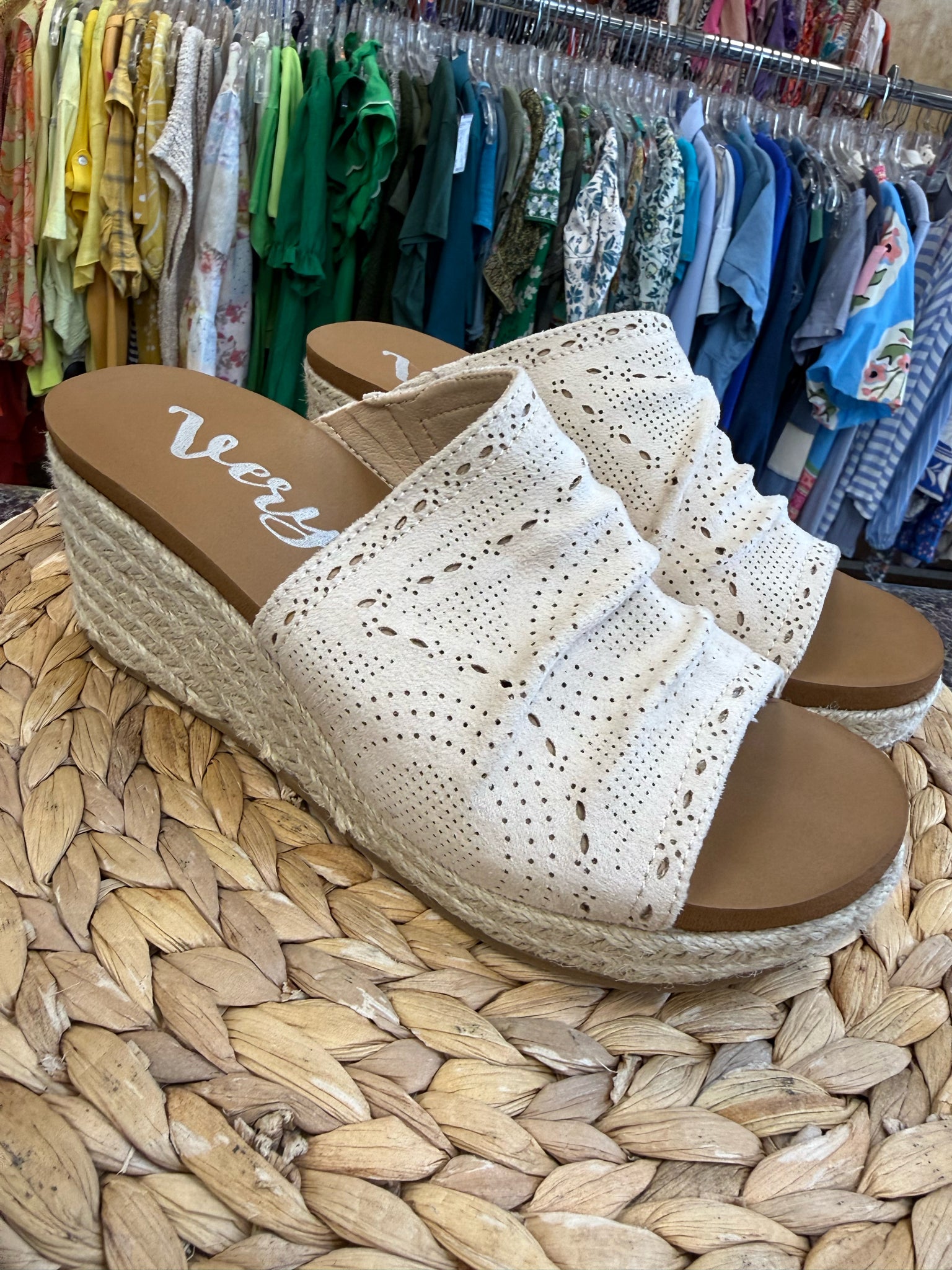Pre-owned Very G Beige Size 8 Sandal
