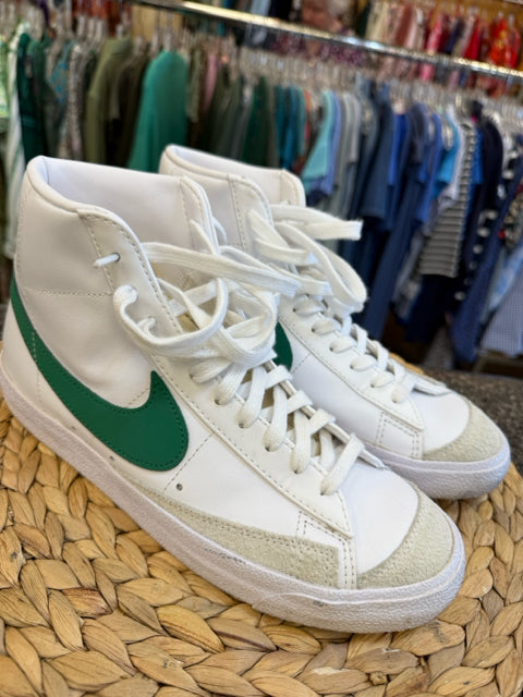 Pre-owned NIKE White Green Trim Size 9.5 Sneaker