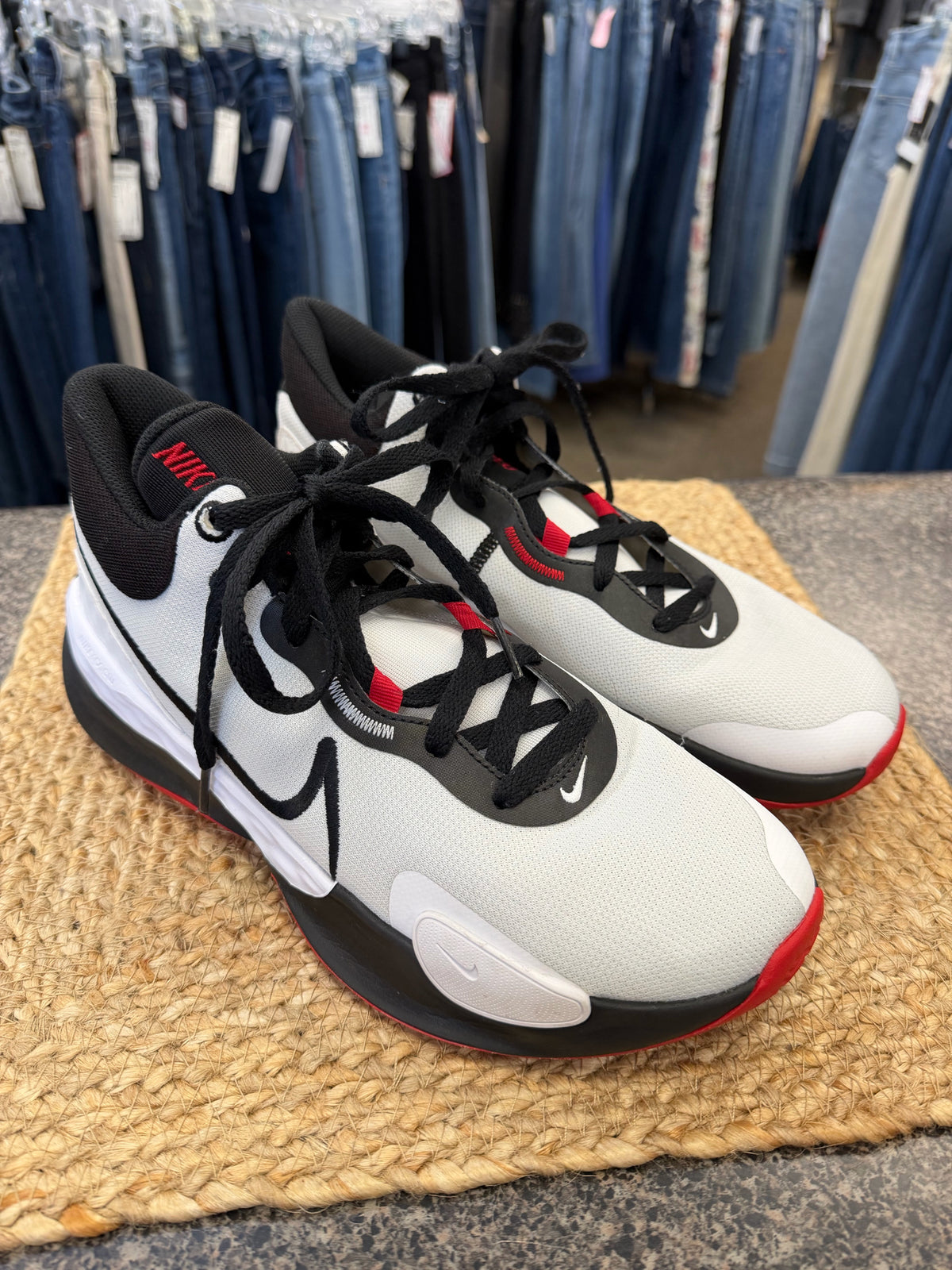 Pre-owned NIKE White Black Trim SHOE SIZE 9.5 MENS Sneakers