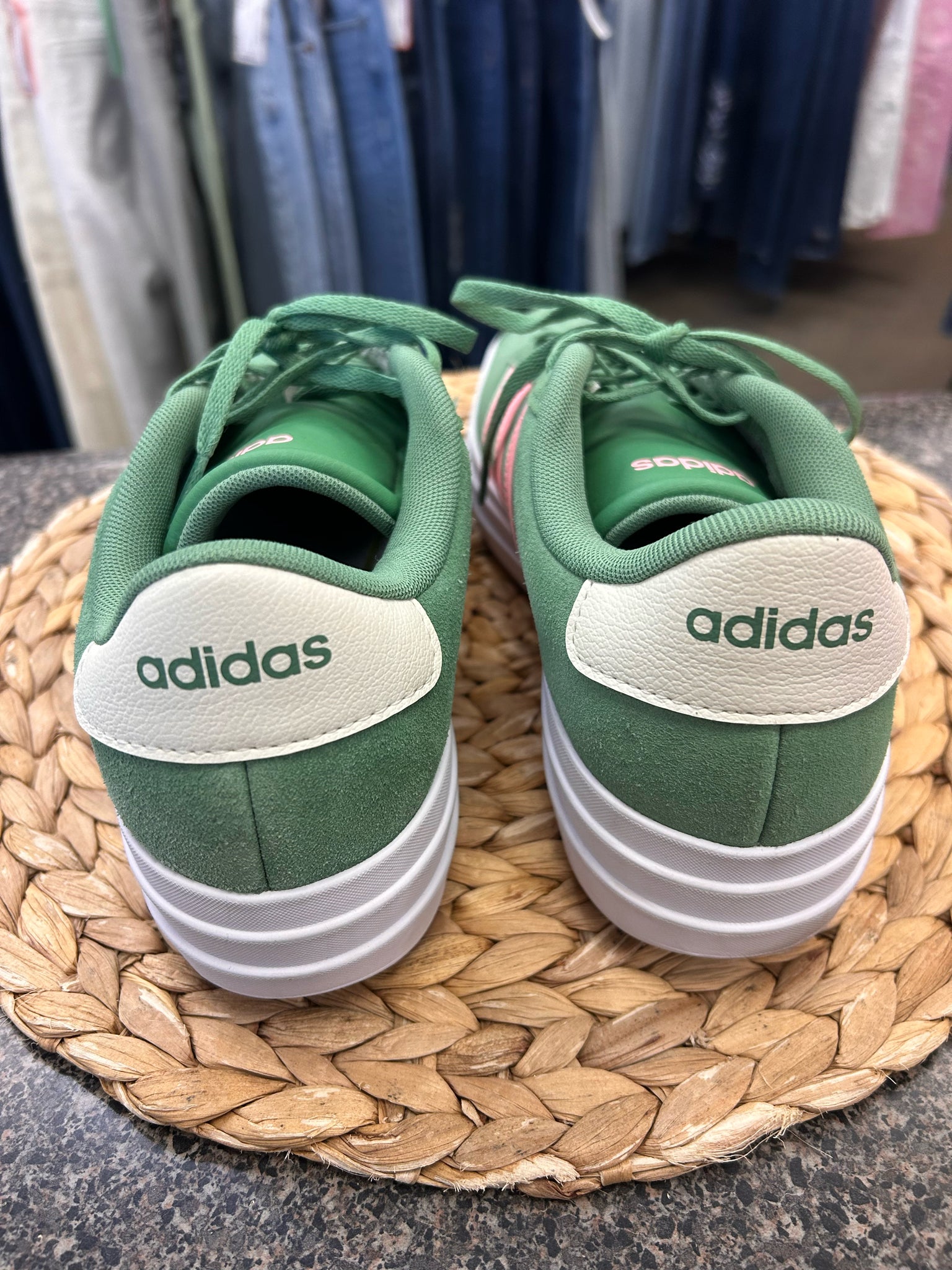 Pre-owned ADIDAS Green Pink Trim Size 9 Sneaker