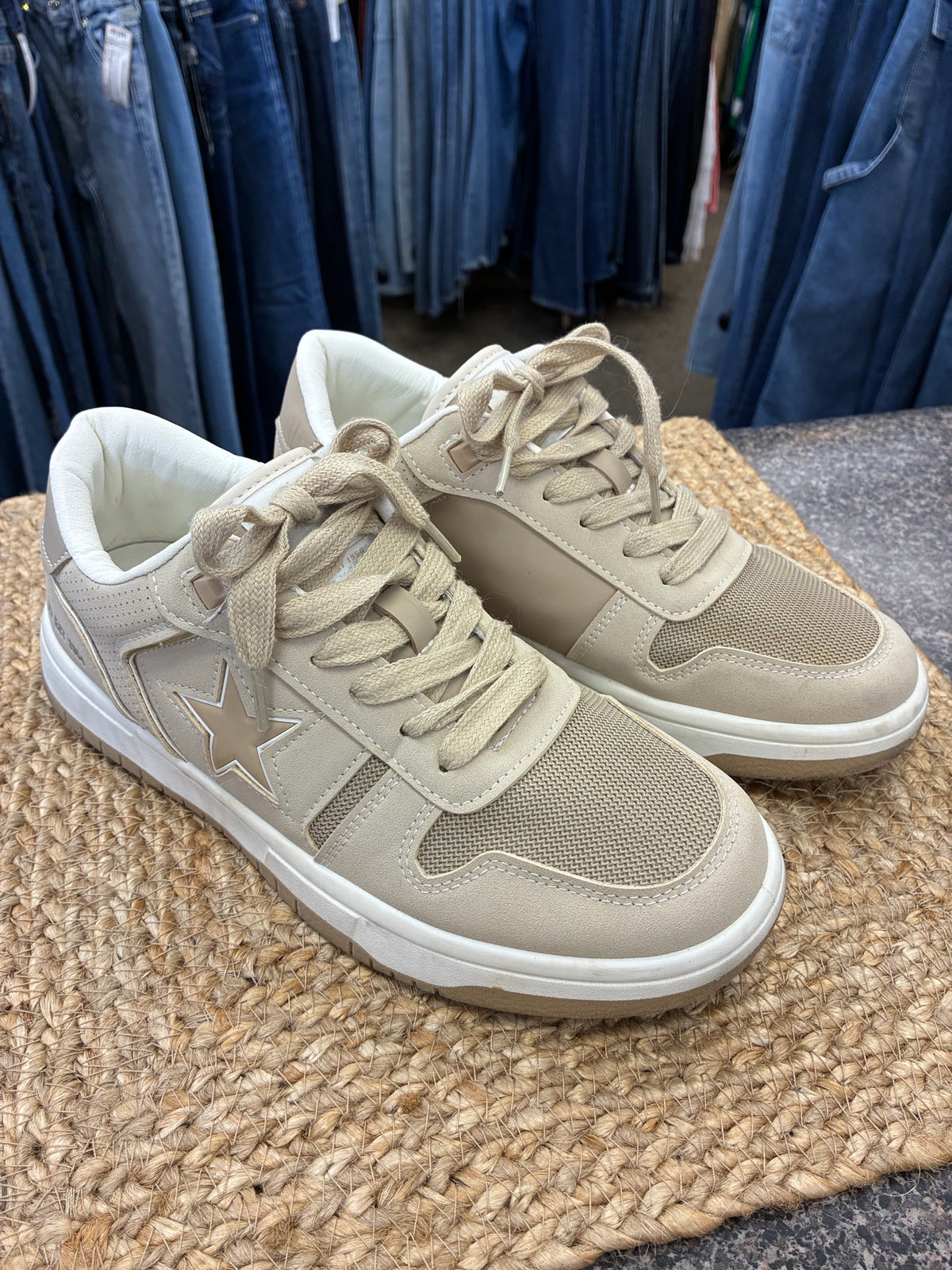 Pre-owned VINTAGE HAVANA Cream Gold Trim Size 9 Sneaker