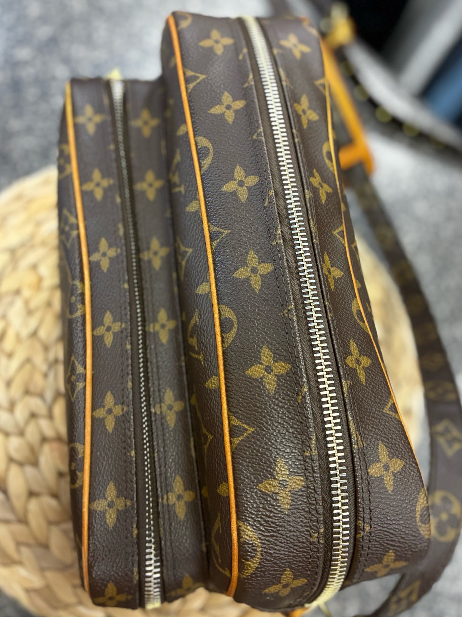 Pre-owned LOUIS VUITTON Dark brown TAN SIGNATURE Crossbody Designer Purse