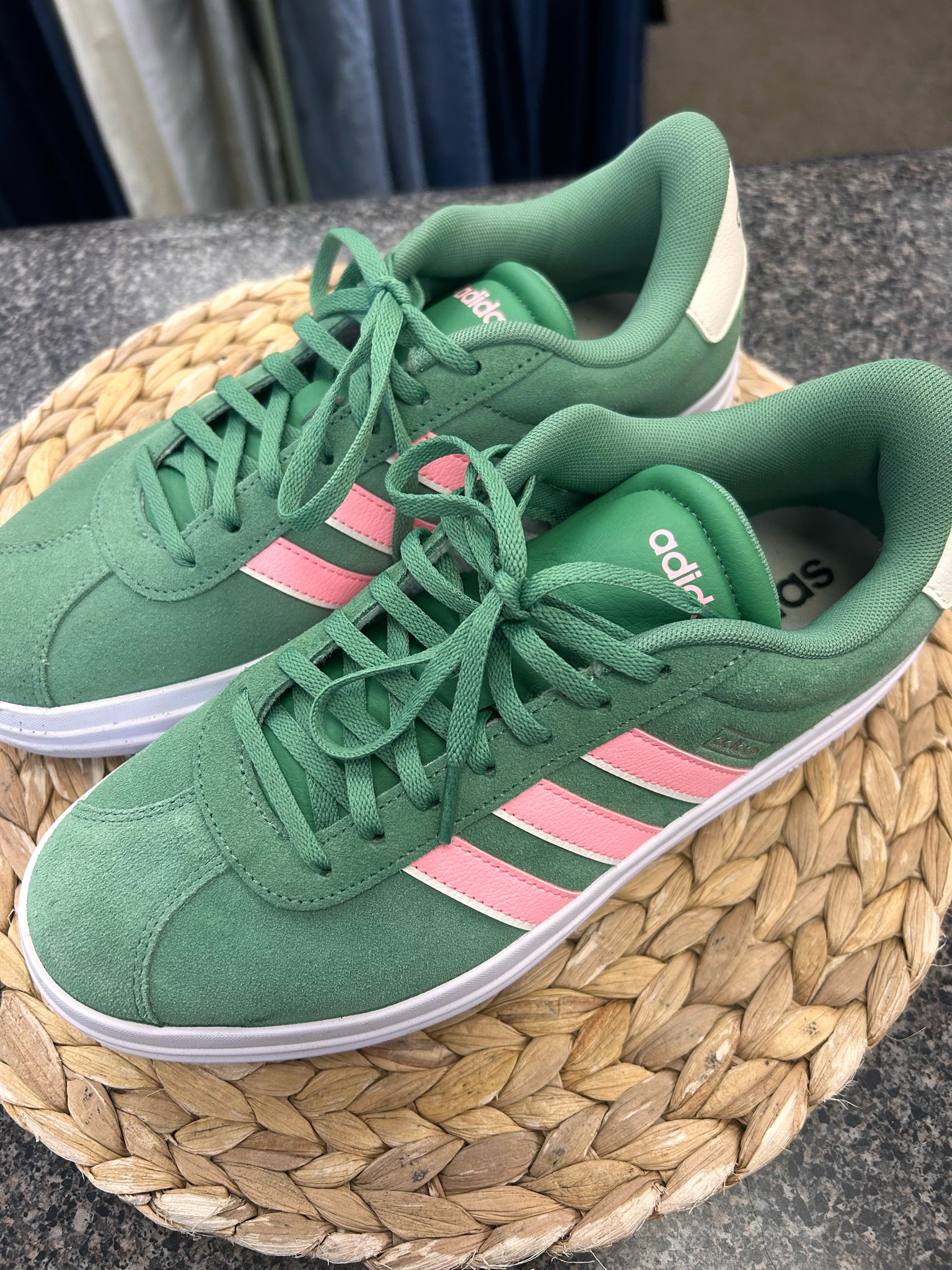 Pre-owned ADIDAS Green Pink Trim Size 9 Sneaker