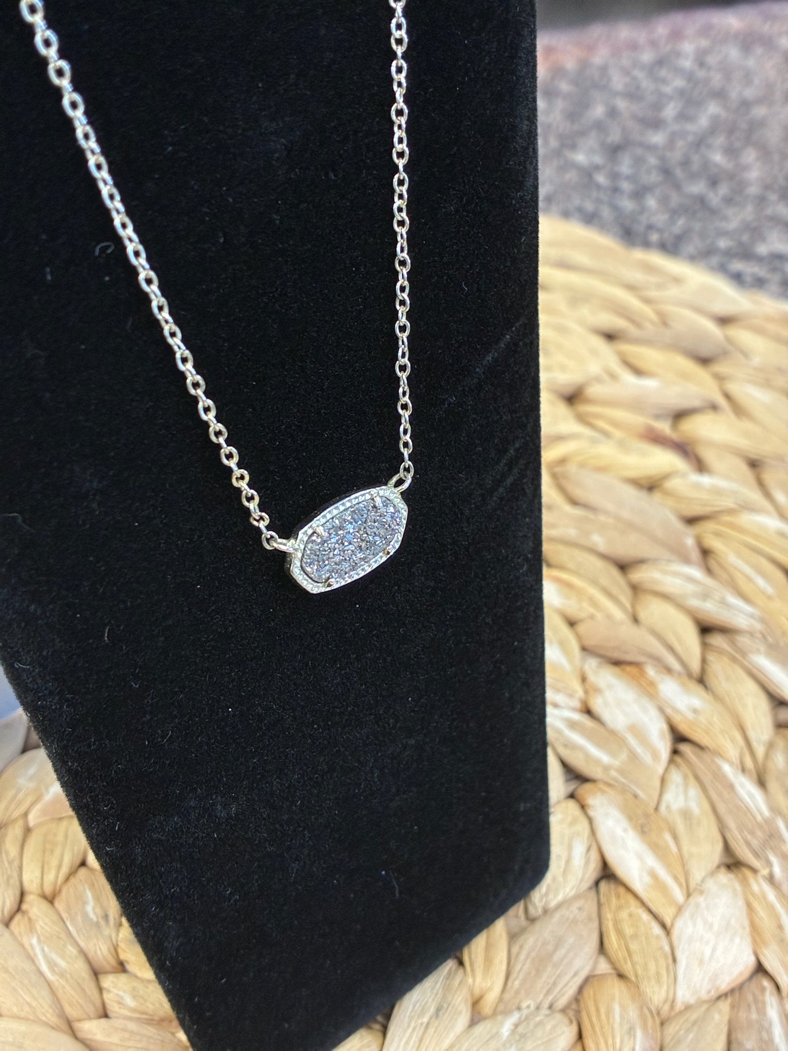 Pre-owned KENDRA SCOTT Silver shimmer Designer Necklace
