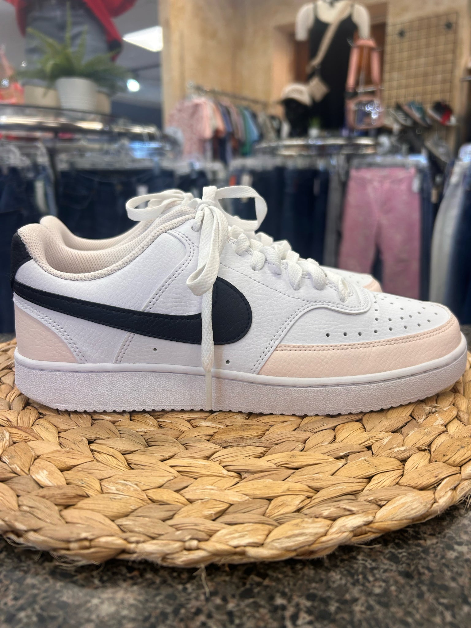 Pre-owned NIKE White Peach Trim Size 9.5 Designer Sneaker