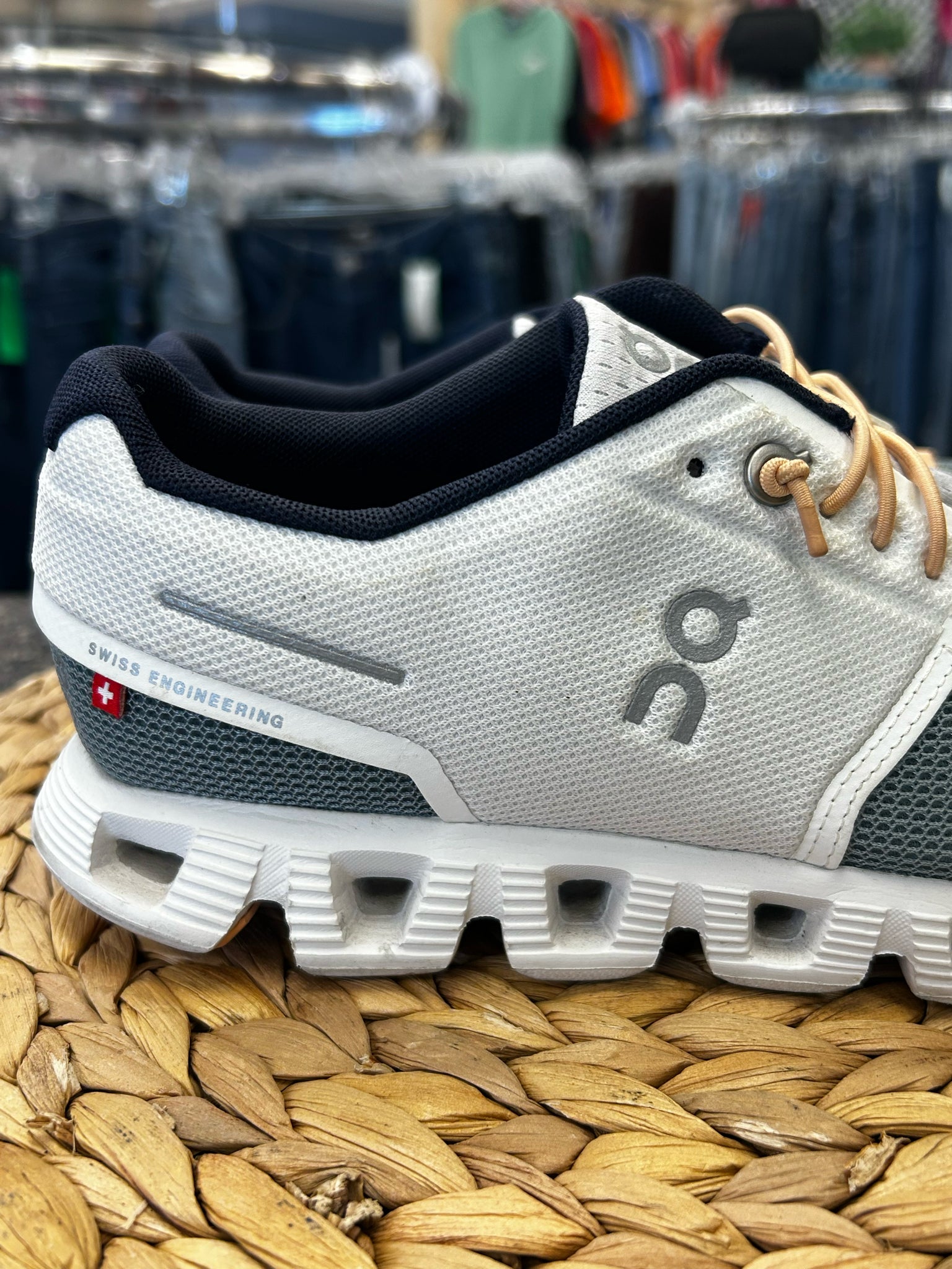 Pre-owned On Cloud White Teal Size 8 Designer Sneaker